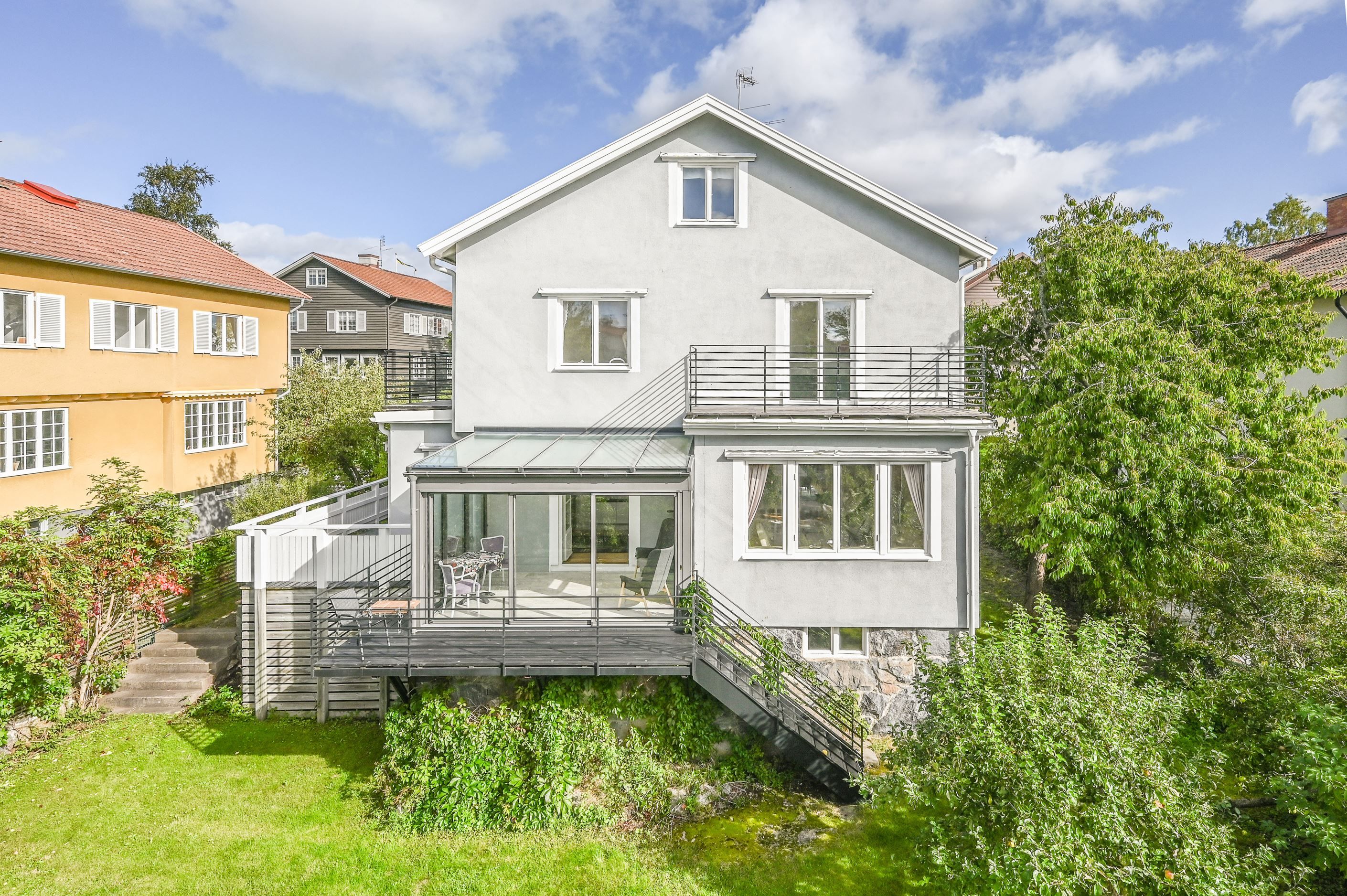 Grönskande tomt med många soltimmar