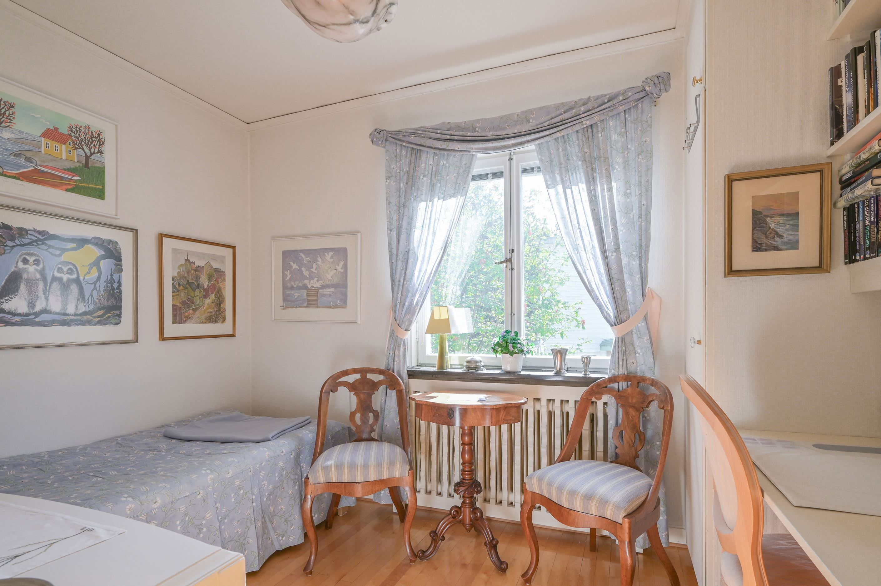 Ett av husets ljusa och trivsamma sovrum