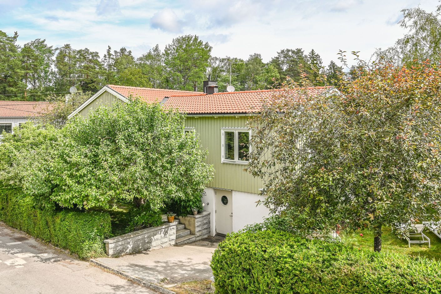 Gediget renoverad 30-talsvilla på lummig hörntomt i trivsamma Ålsten