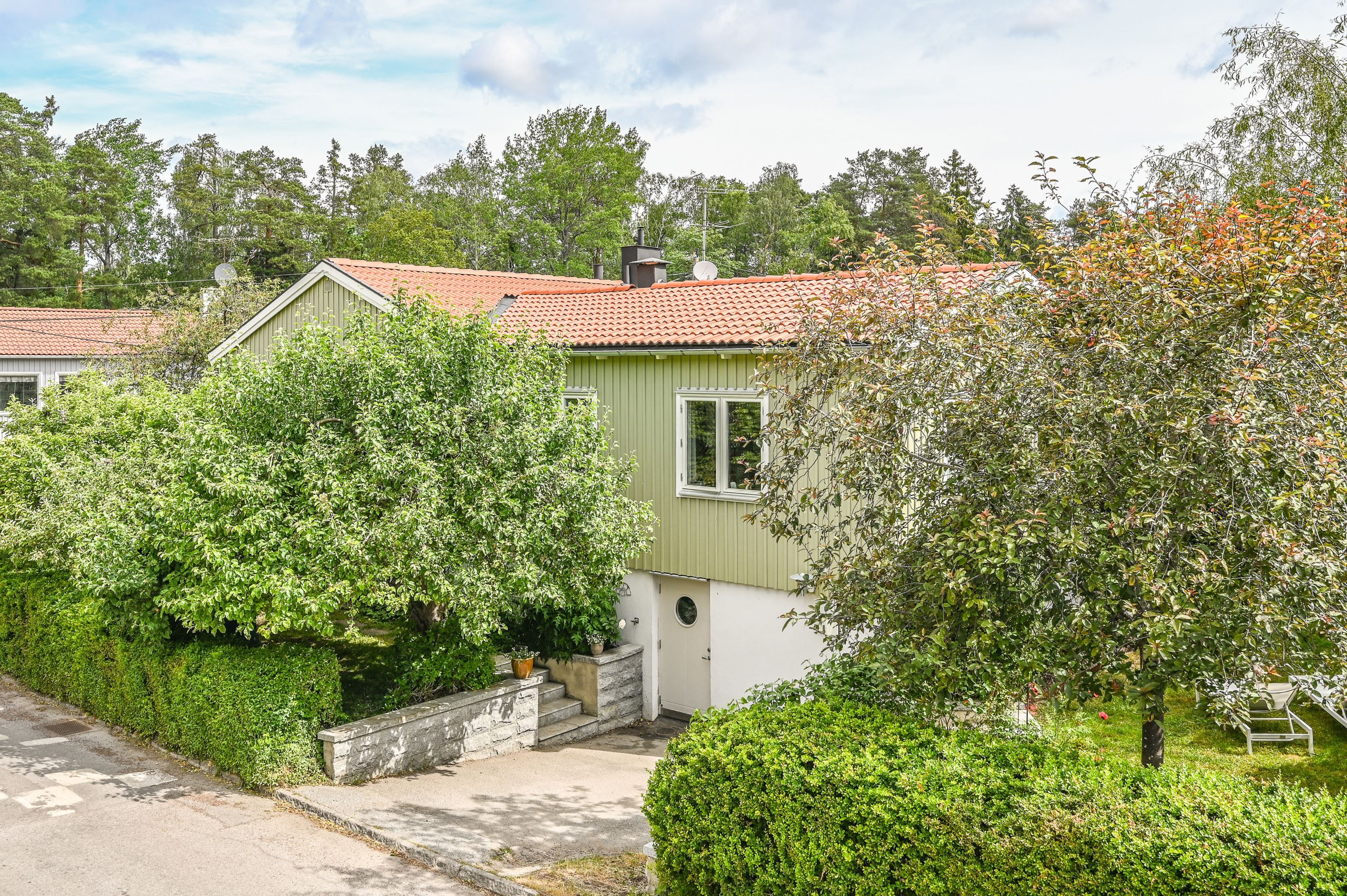 Gediget renoverad 30-talsvilla på lummig hörntomt i trivsamma Ålsten