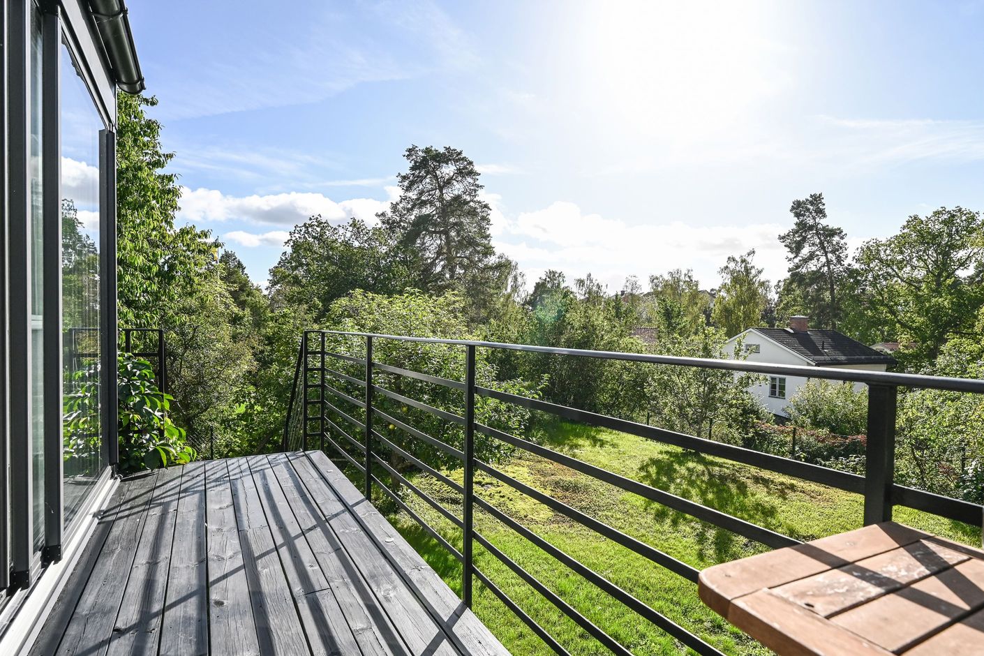 Altan i soldränkt läge som binder samman hus och trädgård