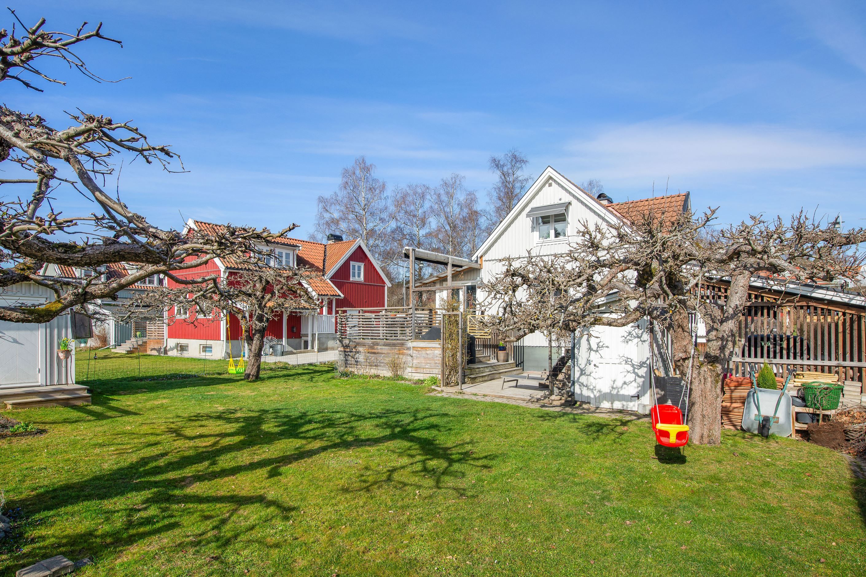 Välskött hus med soldränkt tomt