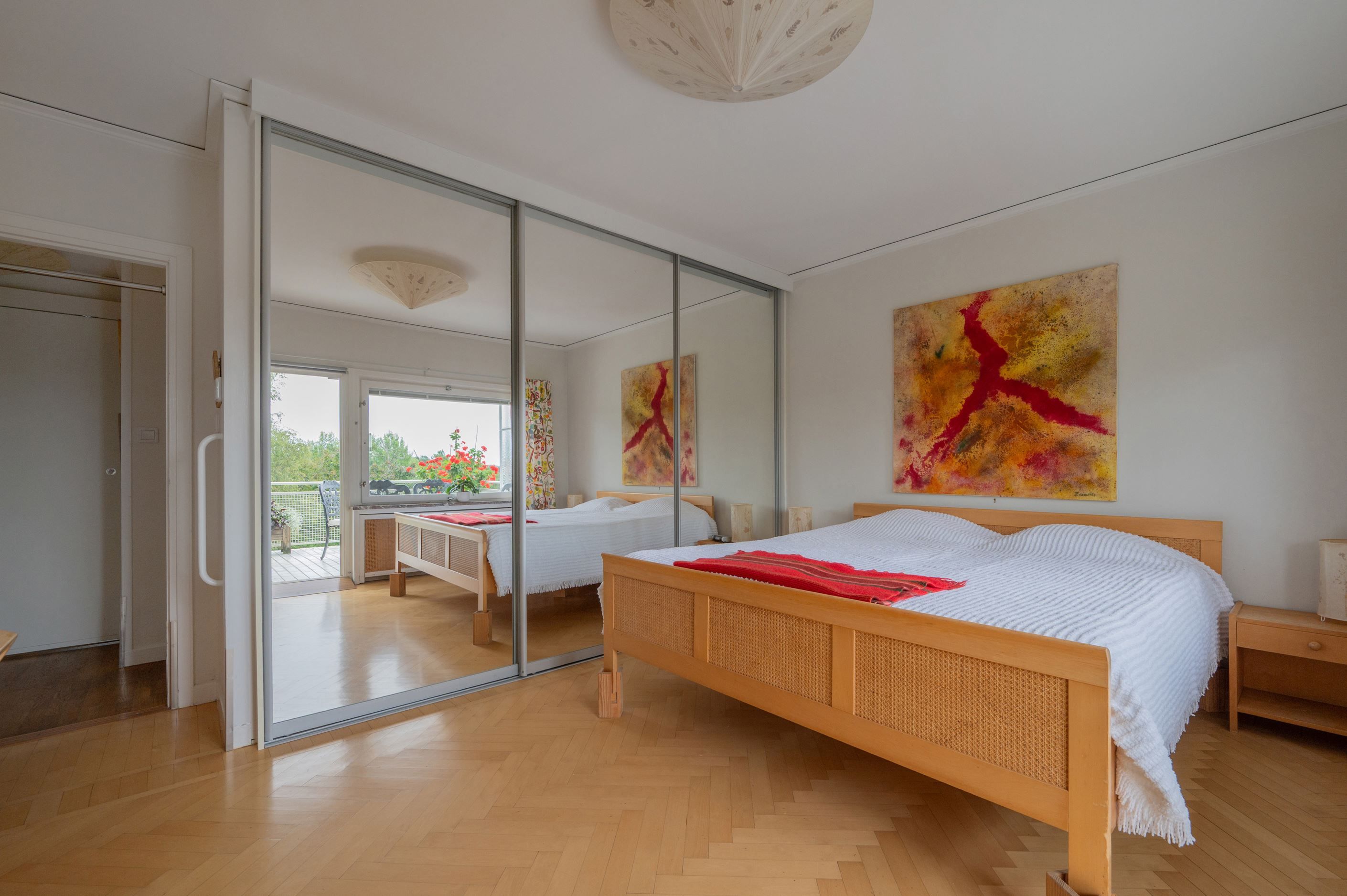 Garderobsvägg i möblerbart master bedroom