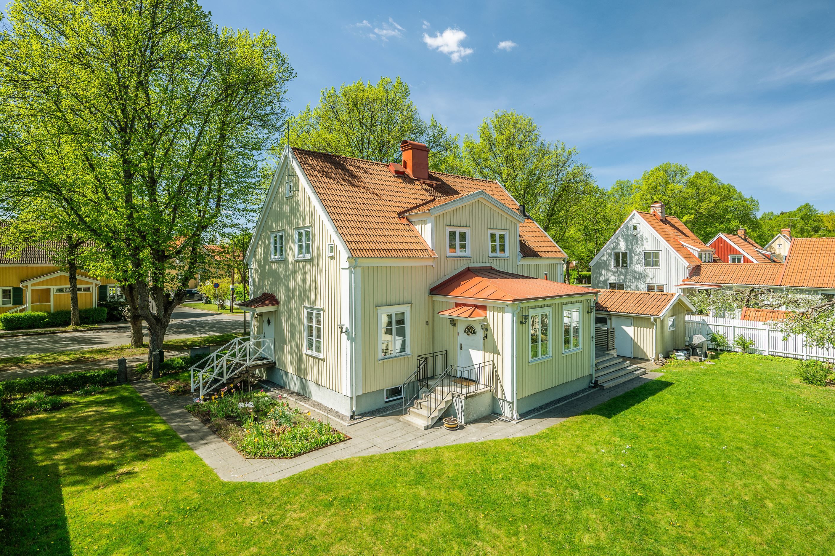 Klassiskt vacker 20-talsvilla på soldränkt tomt mellan Mälaren och charmiga Ålstens Torg!