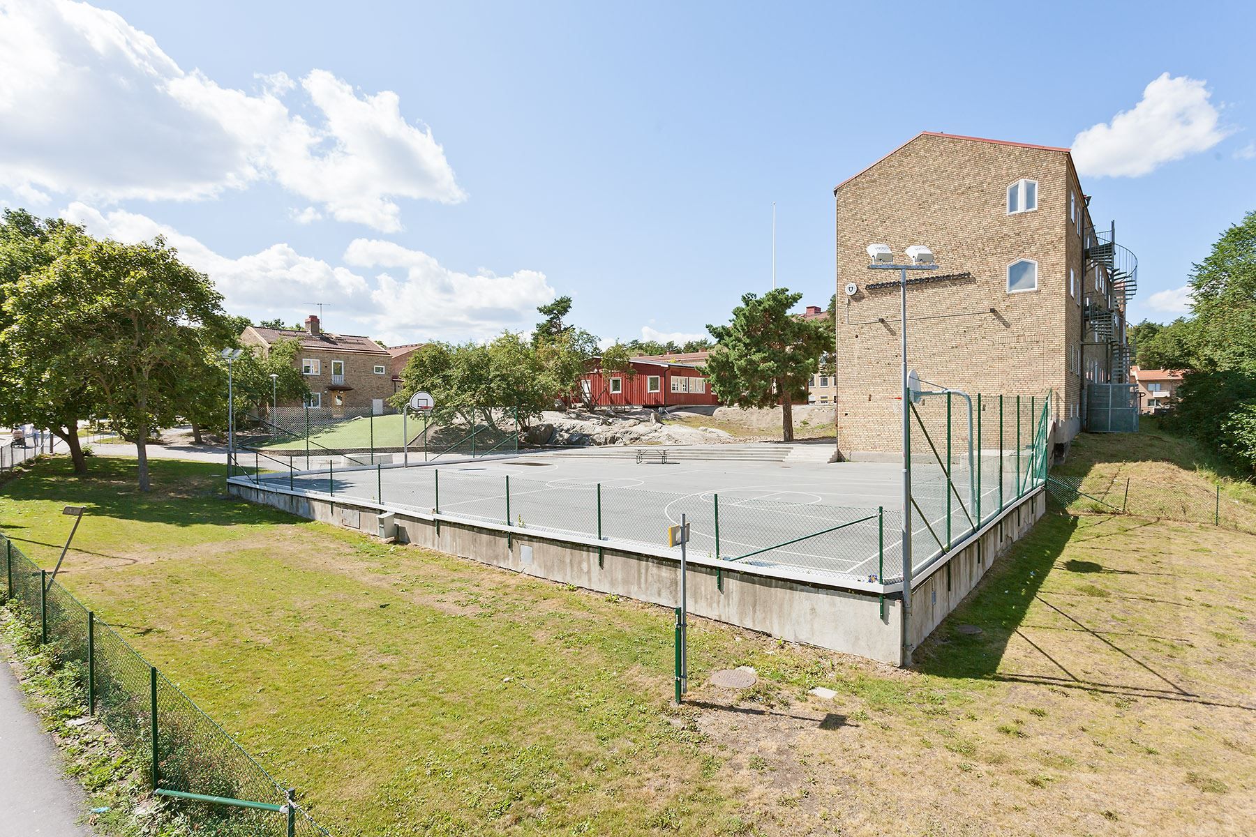 Abrahamsbergsskolan med fotbollsplan & basketplan