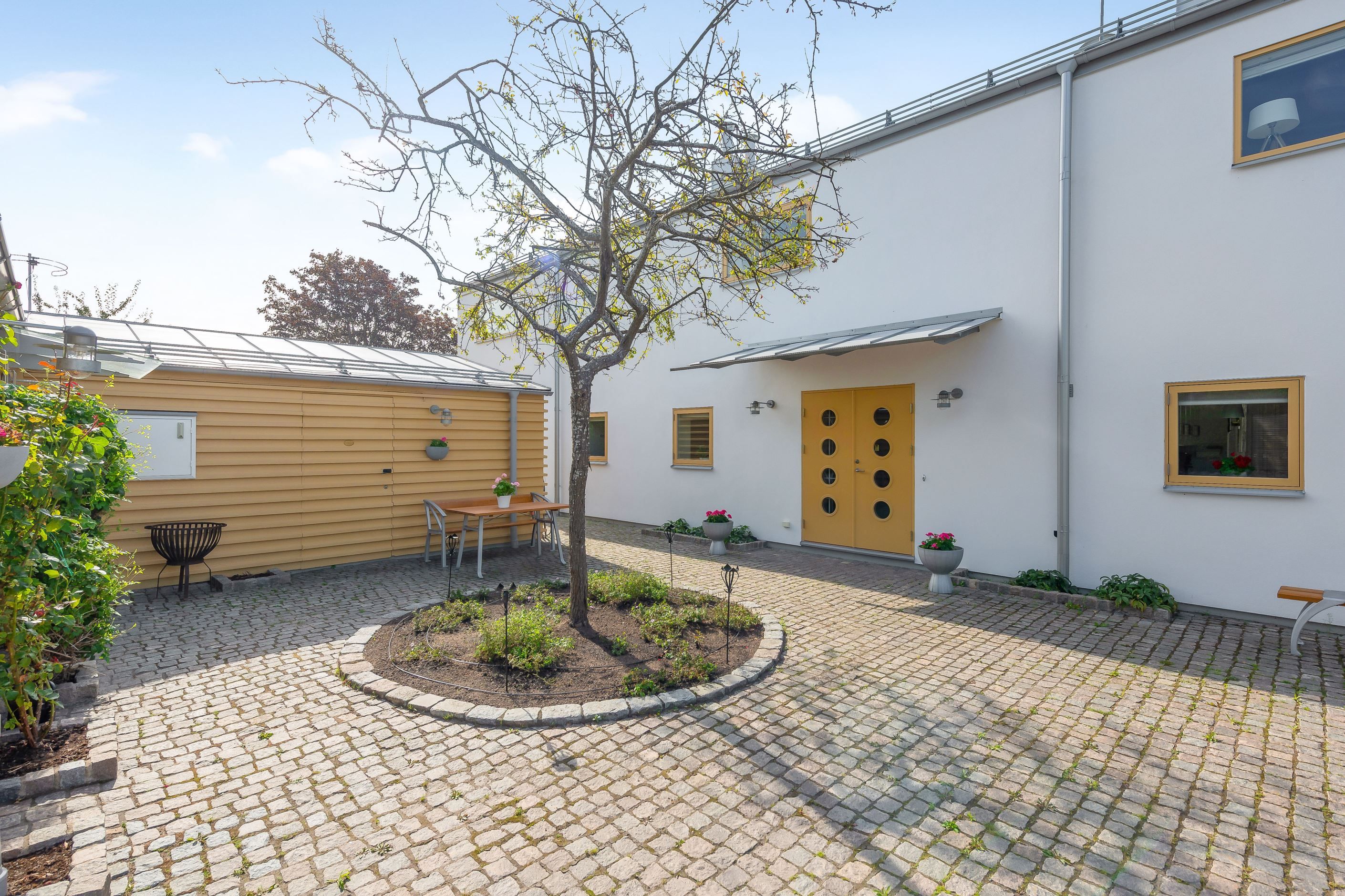 Sidobyggt generöst garage