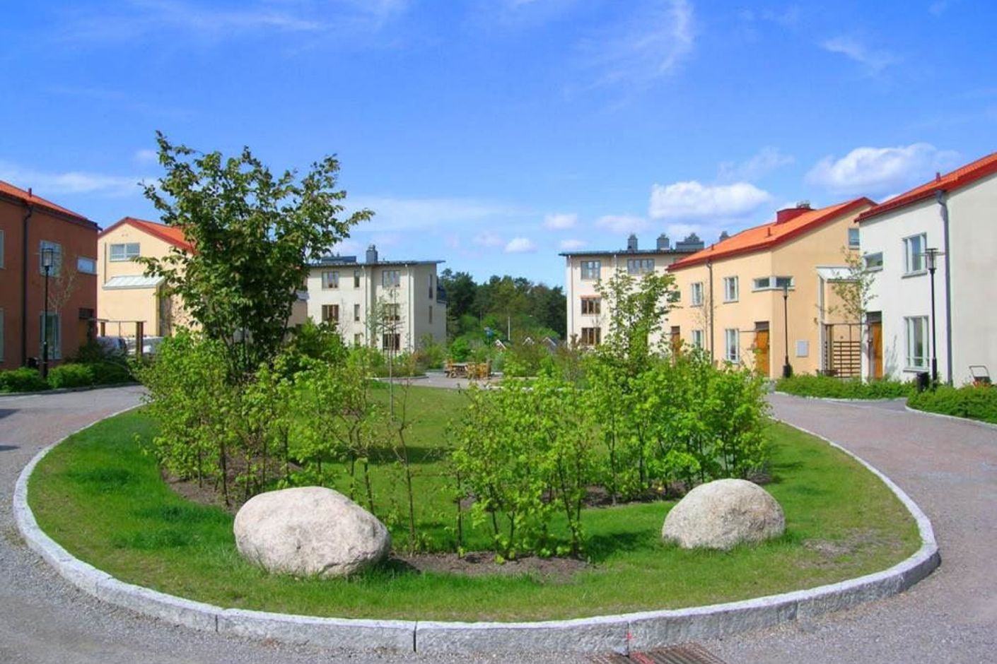 Sommarbild från barnvänligt och lugnt område