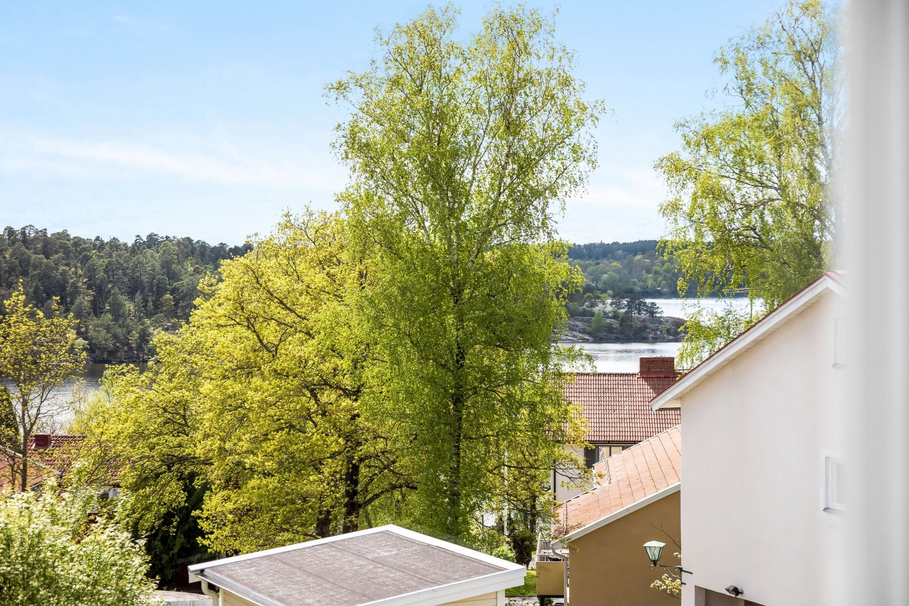 Mälaren glittrar mellan trädkronorna och nås på någon minuts gångväg