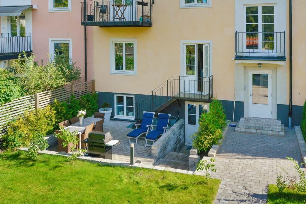 Arkivbilder med mindre grönska - Altandörr mot kök och allrum på undervåning