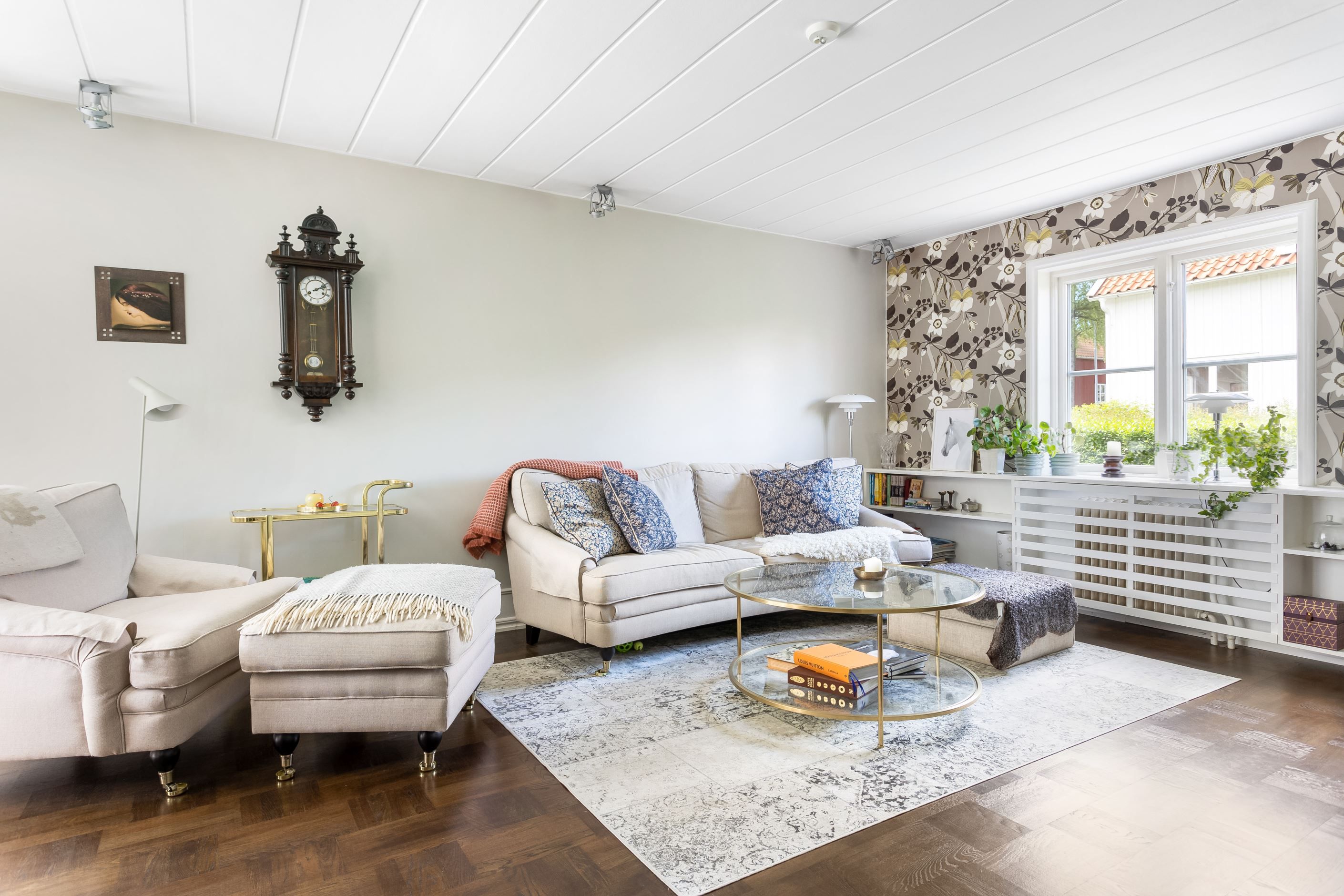 Rymligt vardagsrum med fönster i två väderstreck