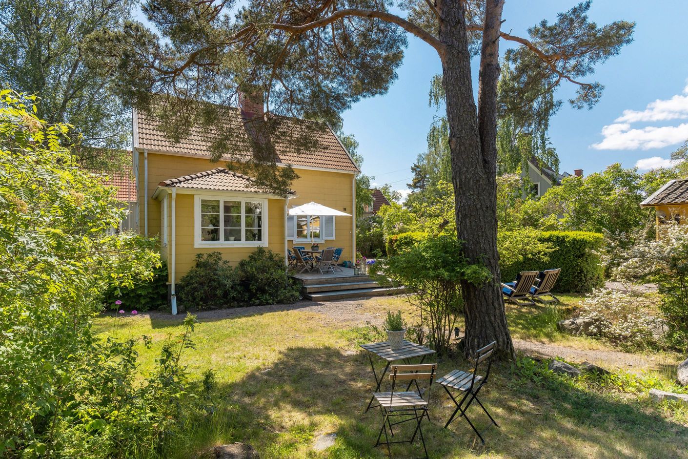 Lättskött och varierad tomt med ogenerad atmosfär