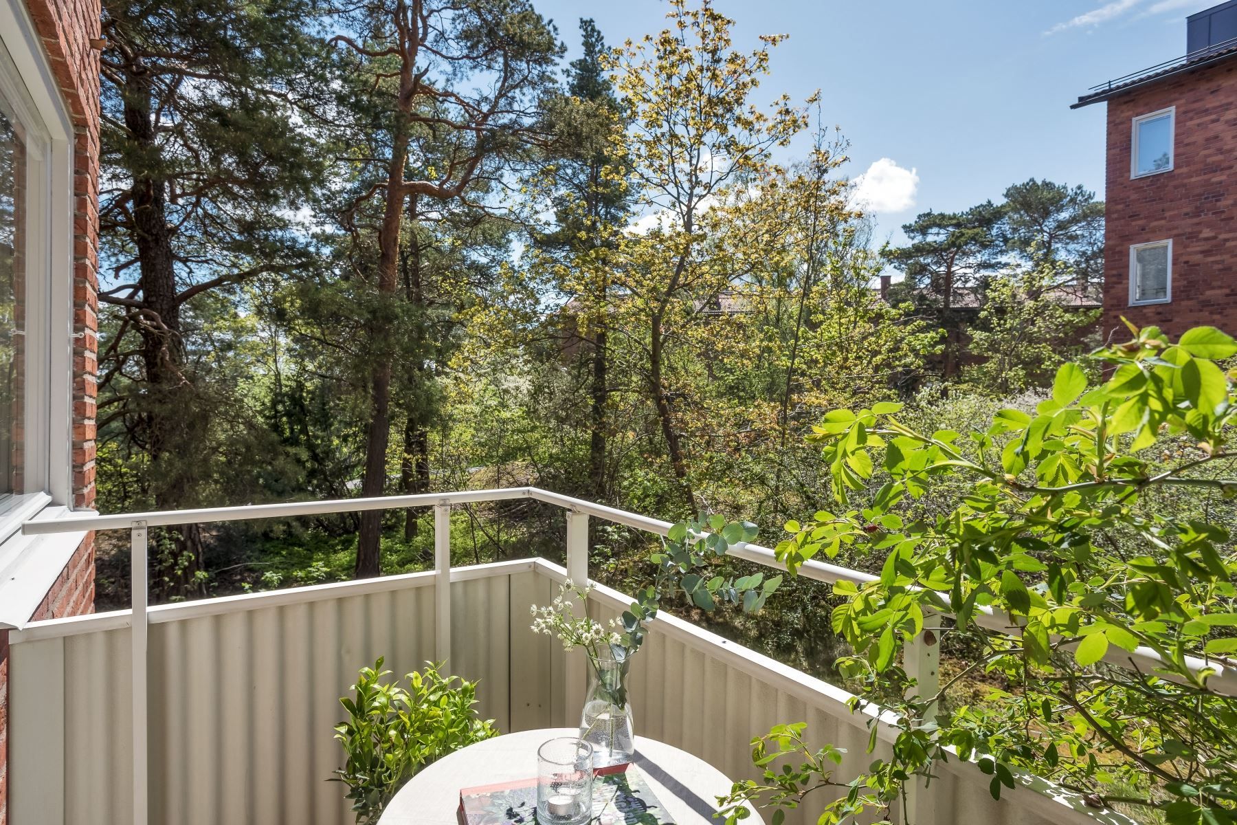 Tre balkonger med sol från morgon till kväll