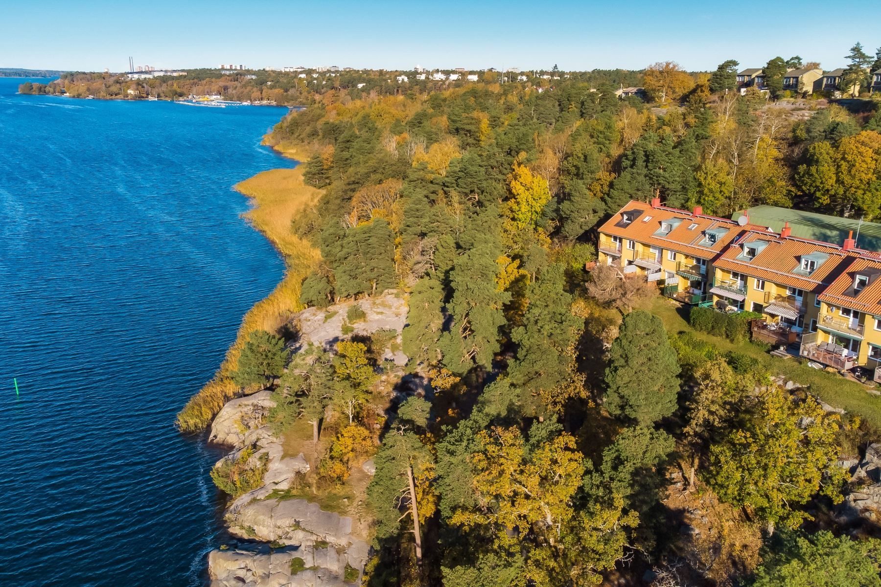 Stilsäkert renoverat radhus med fri Mälarvy!