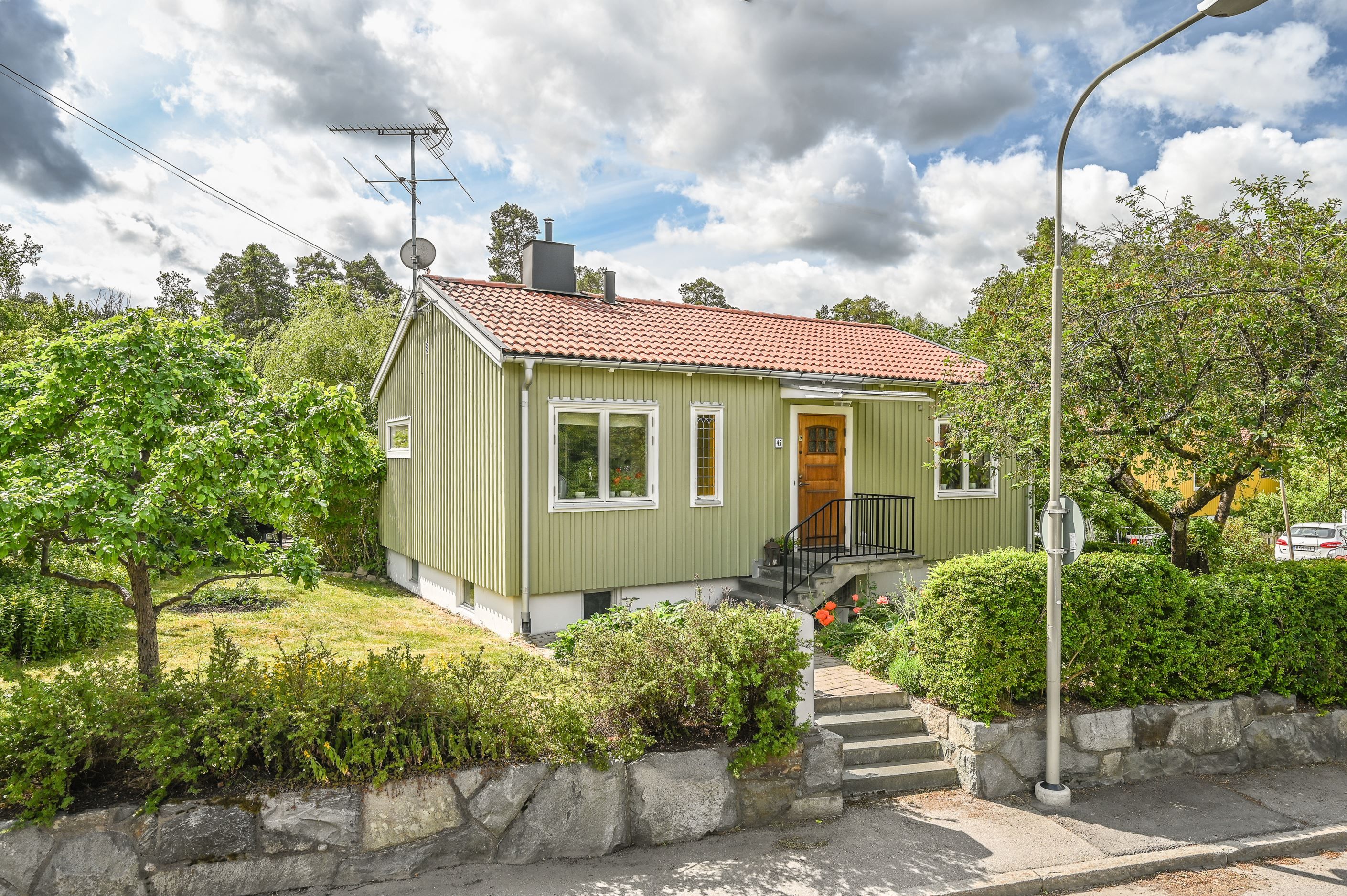Klassisk 2-plansvilla som byggts till och erbjuder hela 214 kvm yta