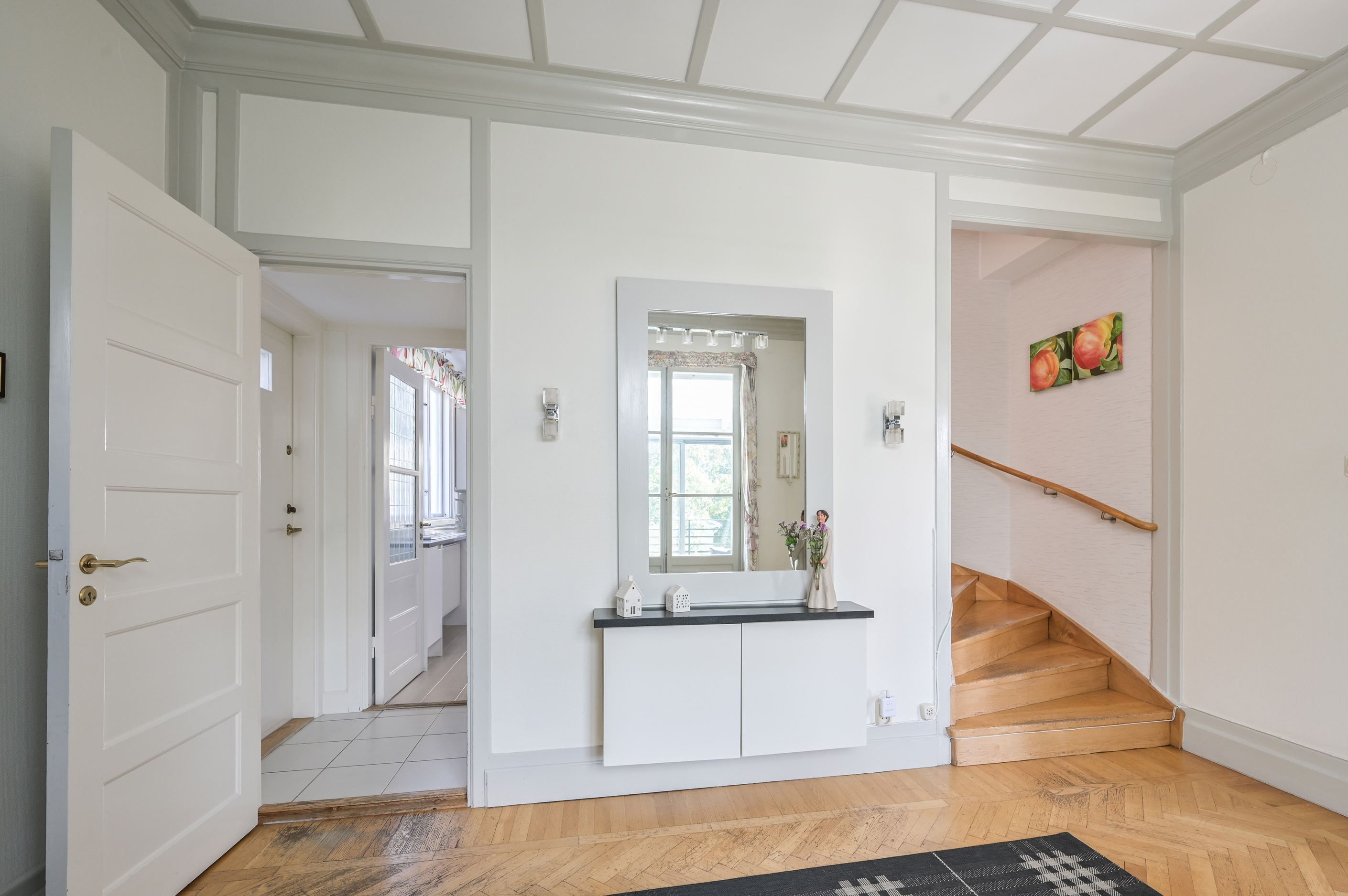 Rymlig och möblerbar hall med stavlagda ekgolv