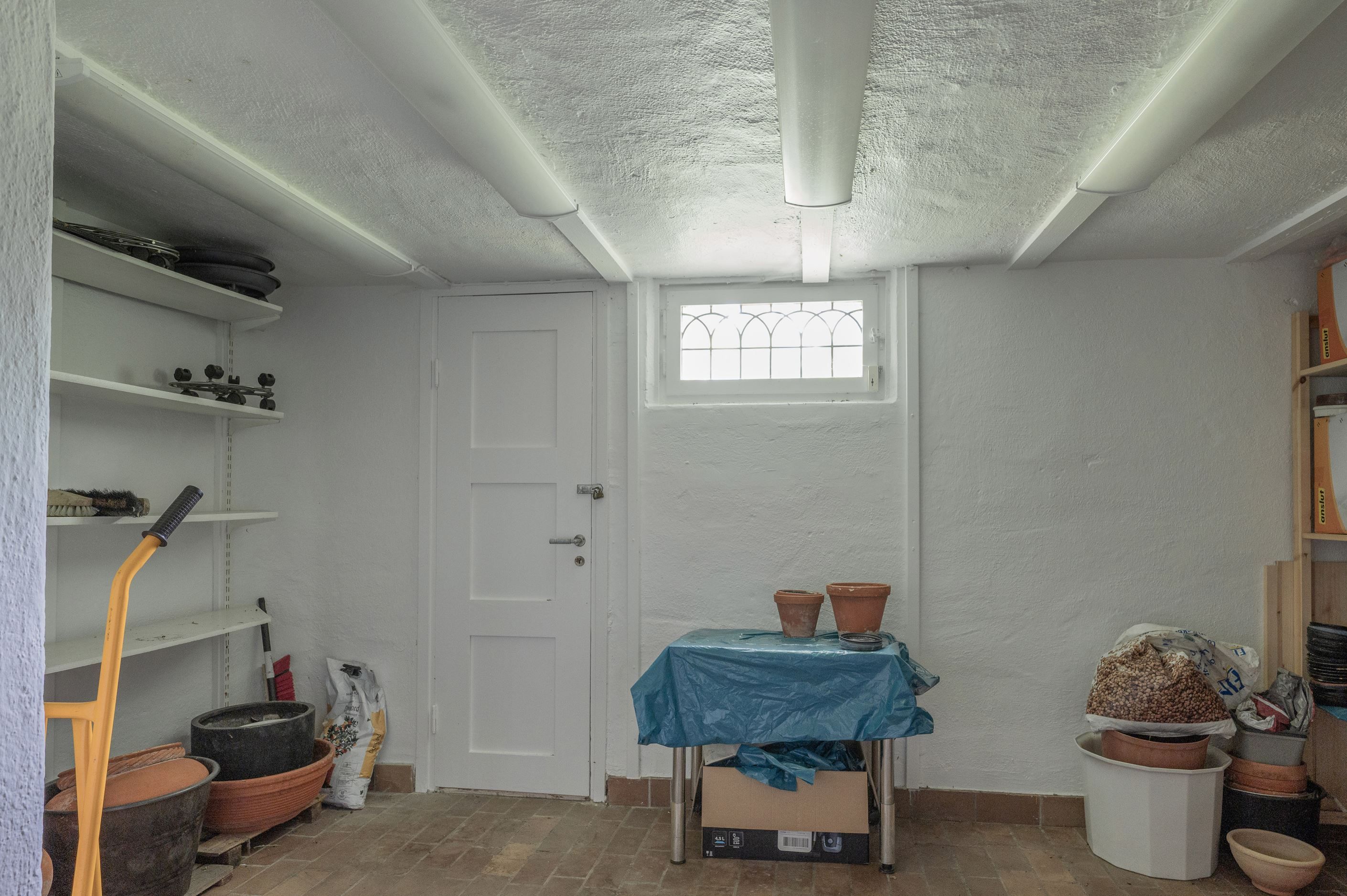 Rum innaför garaget med utgång till trädgården