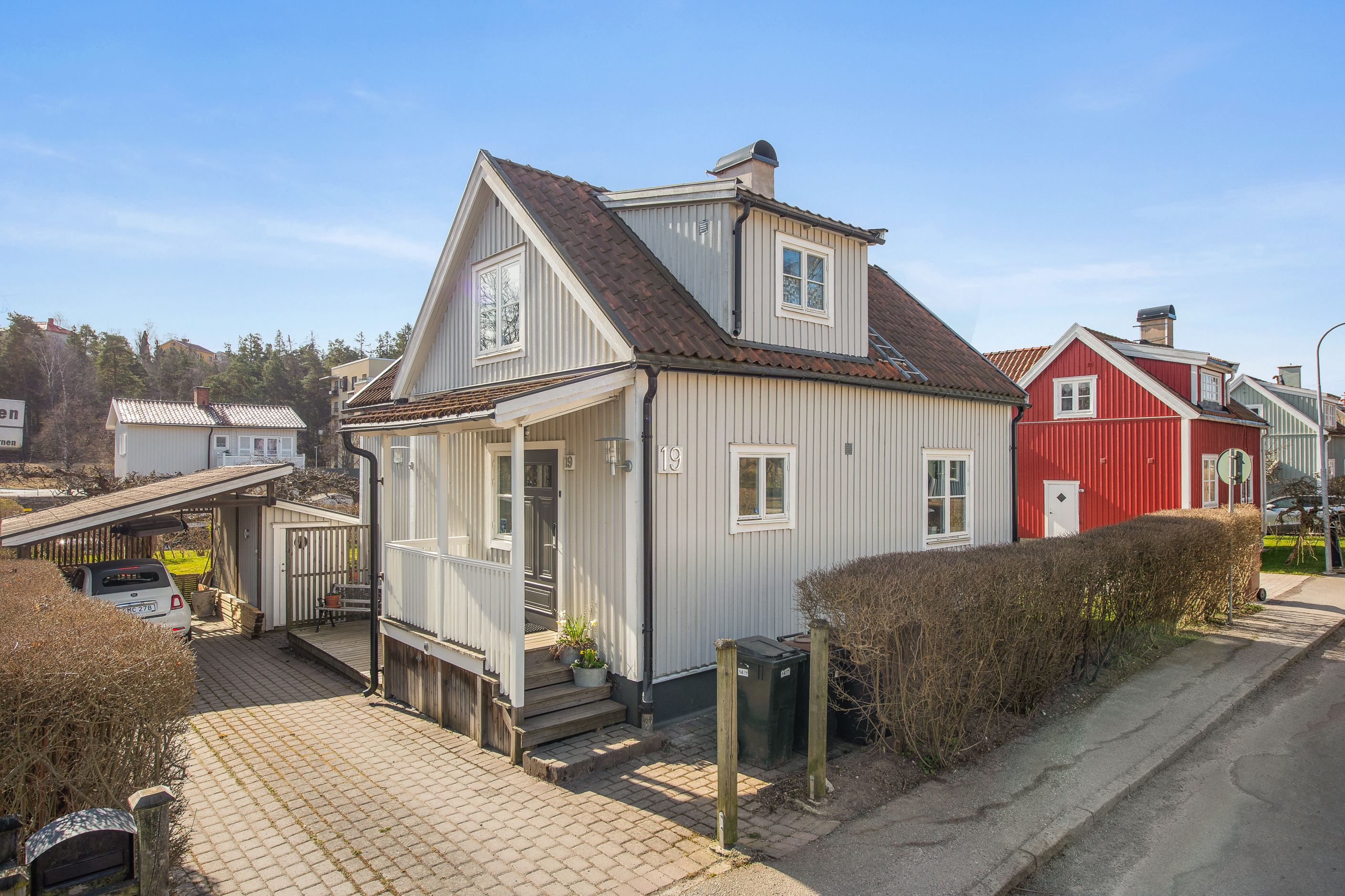 Carport och totalt plats för tre bilar