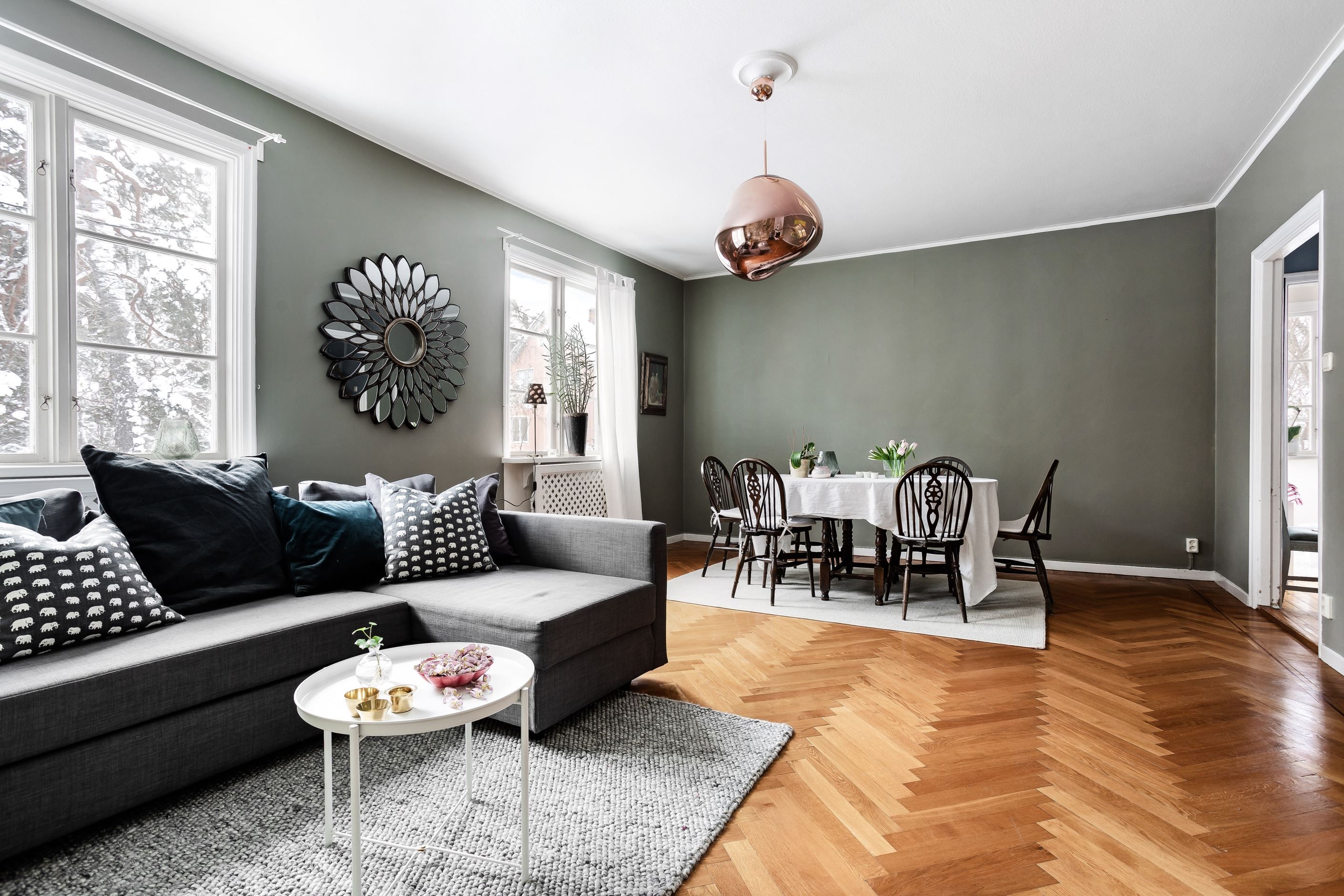Fiskbensparkett och spröjsade fönster adderar till charmen