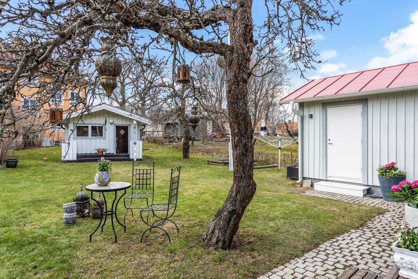 Vackert anlagd tomt som blommar fint från vår till höst