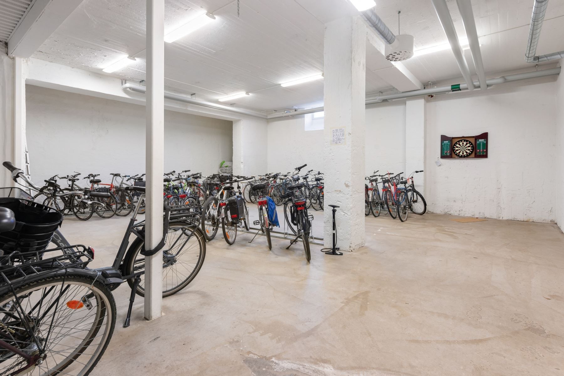 Cykelförråd med darttavla