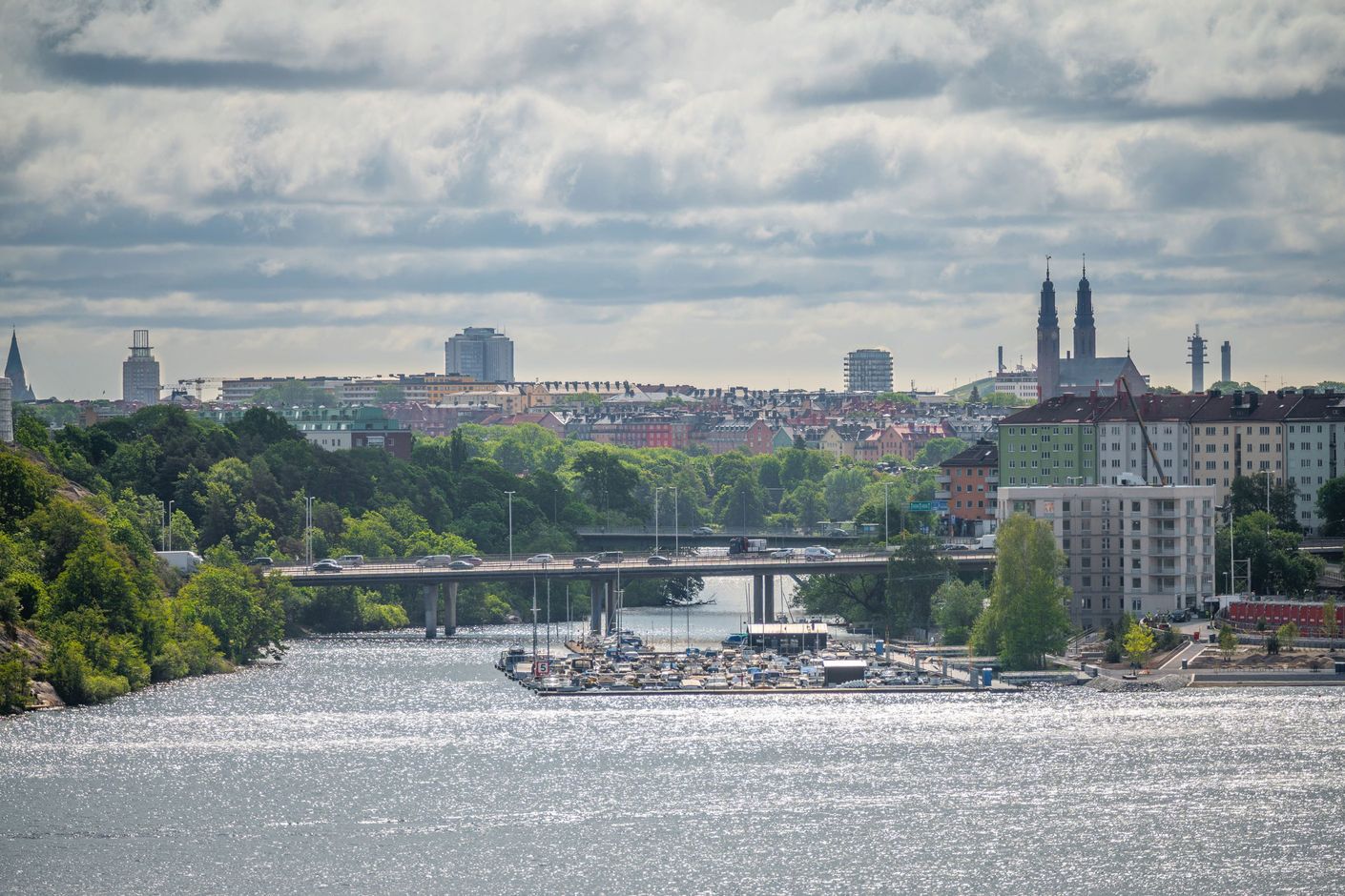 Svårlagen vy med Stockholms vackra siluett i fonden