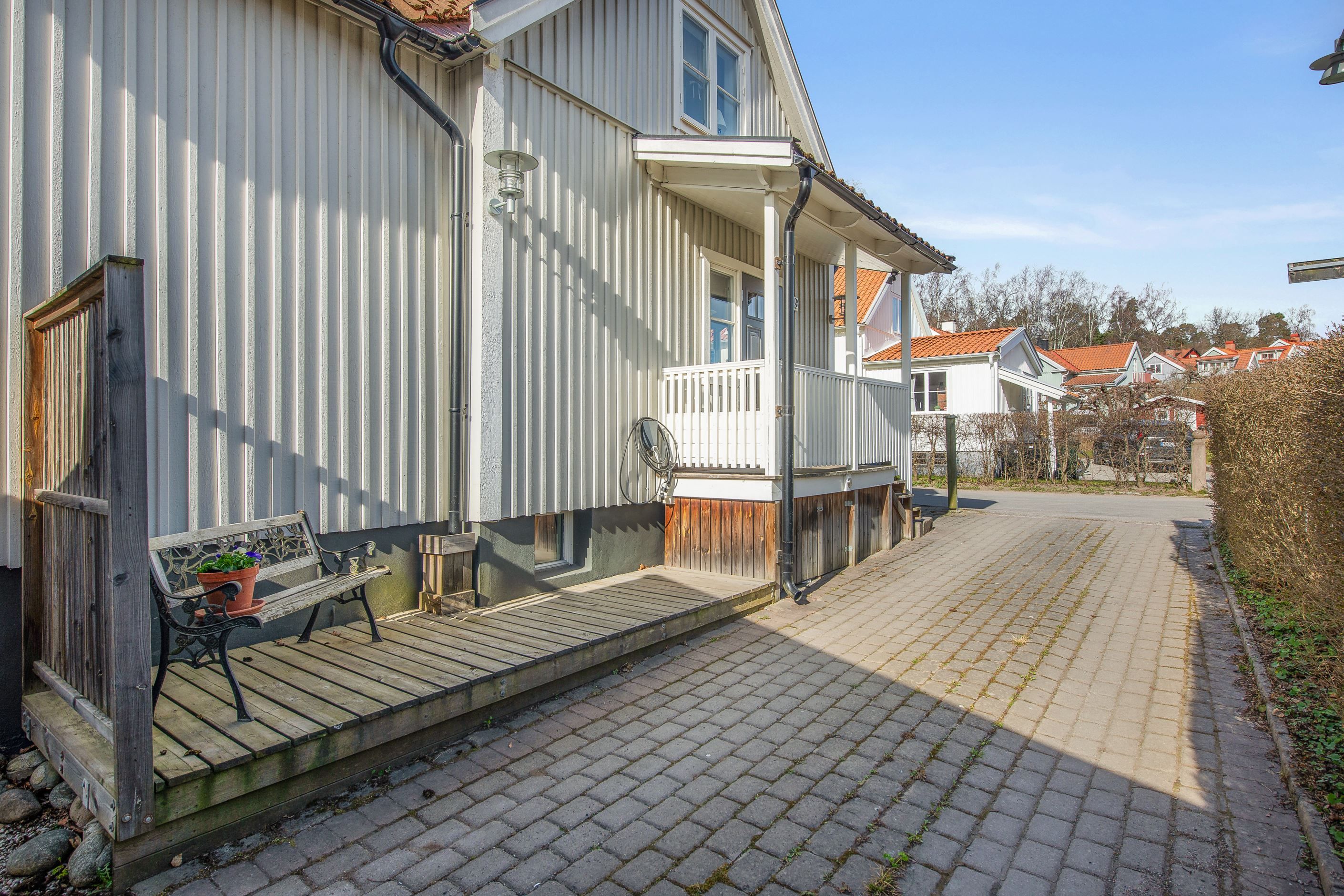 Snyggt och praktiskt stenbelagd uppfart