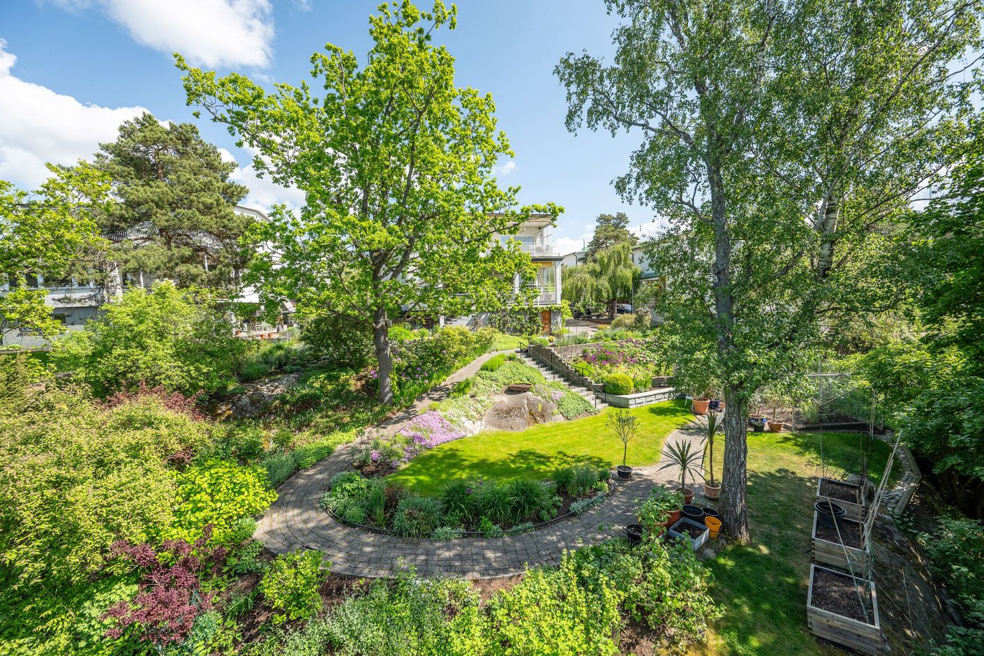 Svårslagen trädgård som blommar vackert från vår till höst
