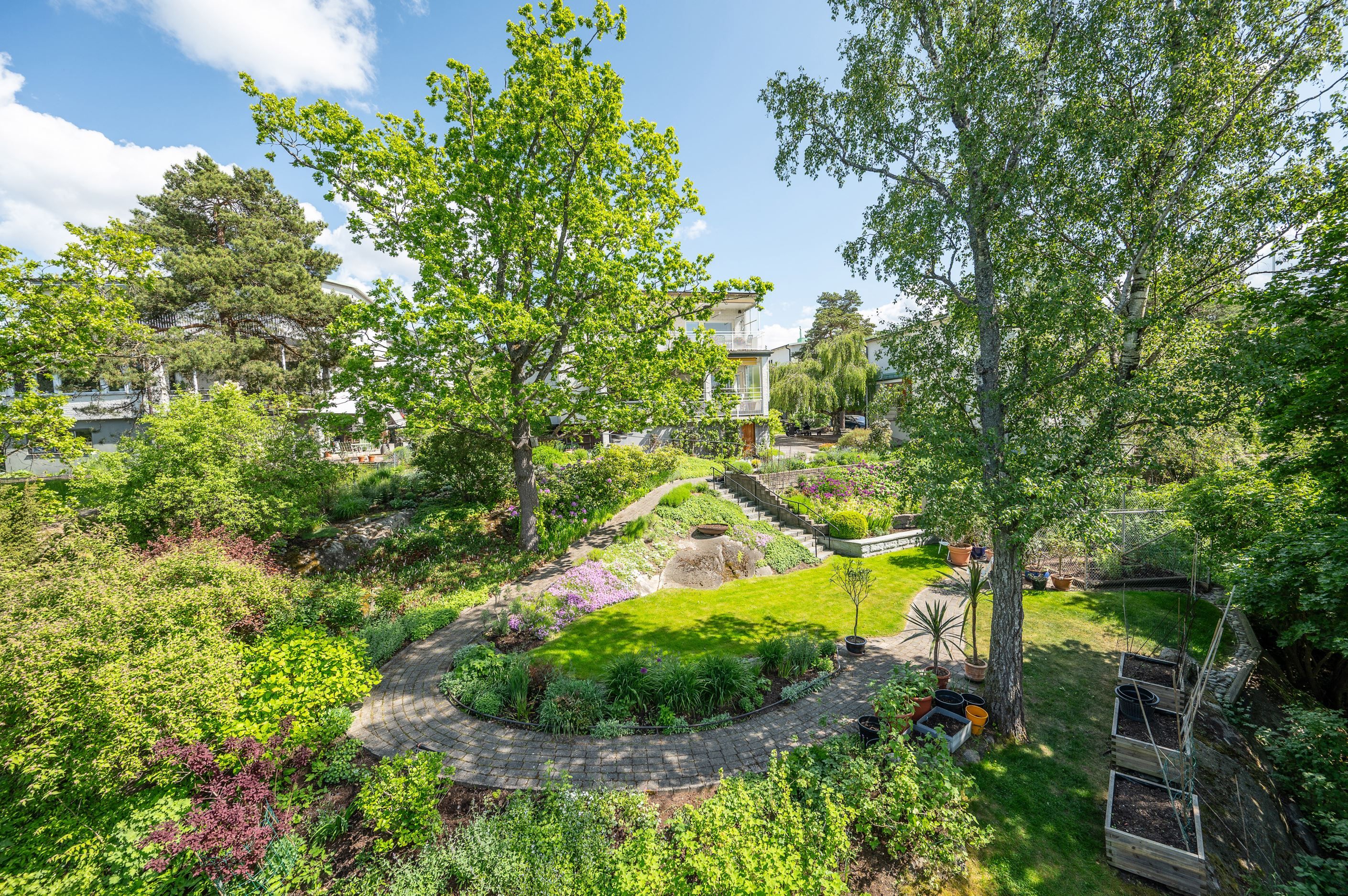 Svårslagen trädgård som blommar vackert från vår till höst