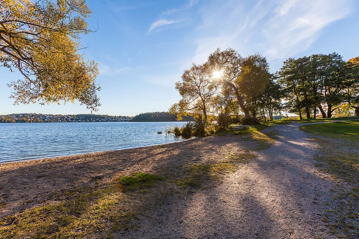 Bad vid närbelägna stranden