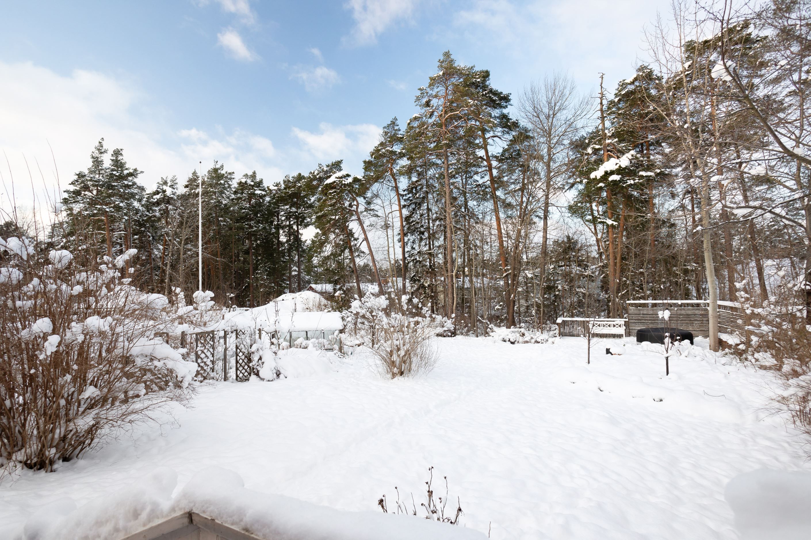 Fritt belägen tomt för skyddad lek med gräns mot allmänning