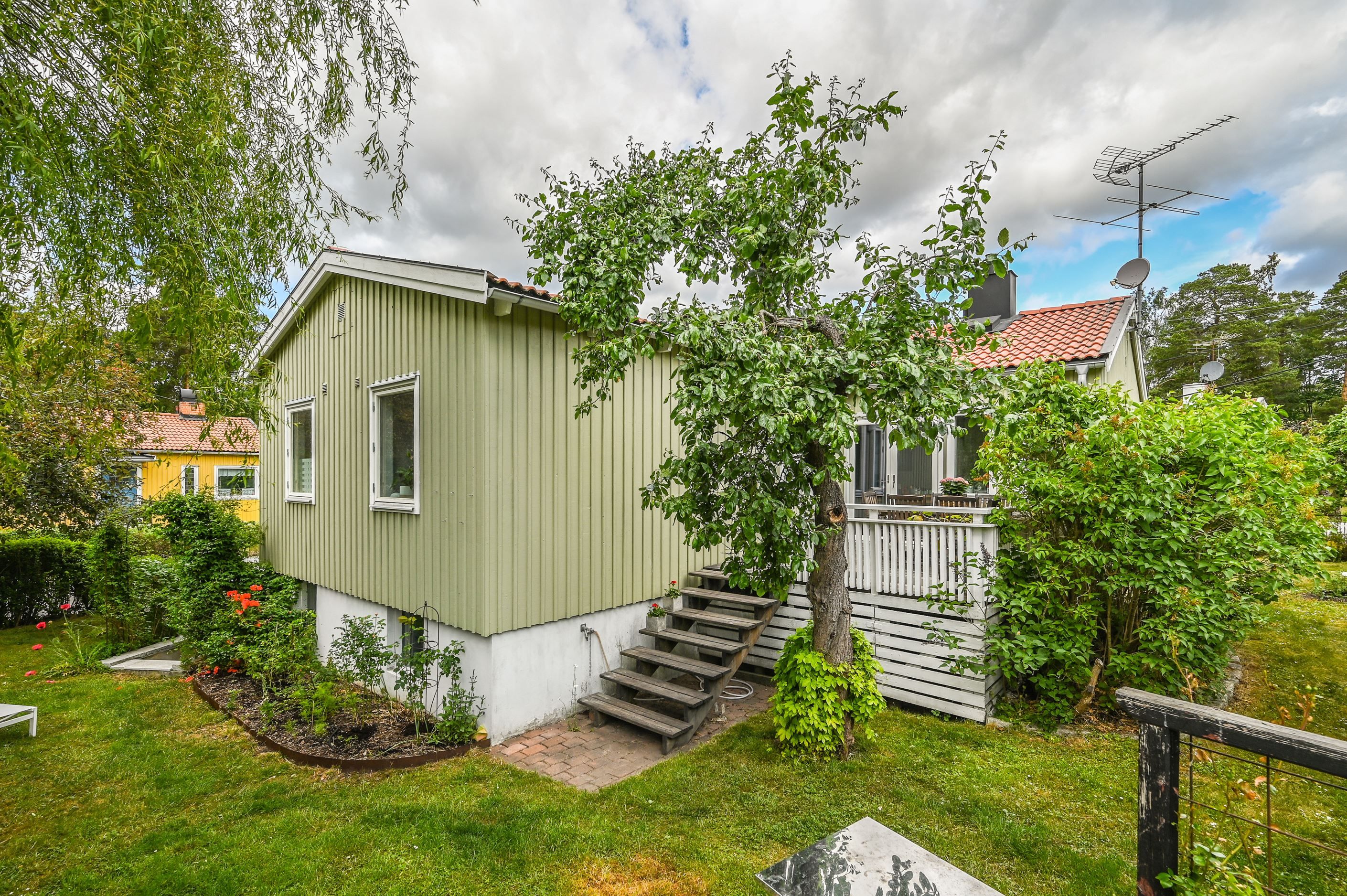 Tillbyggd villa som gediget renoverats under senare år - nyinstallerade solpaneler