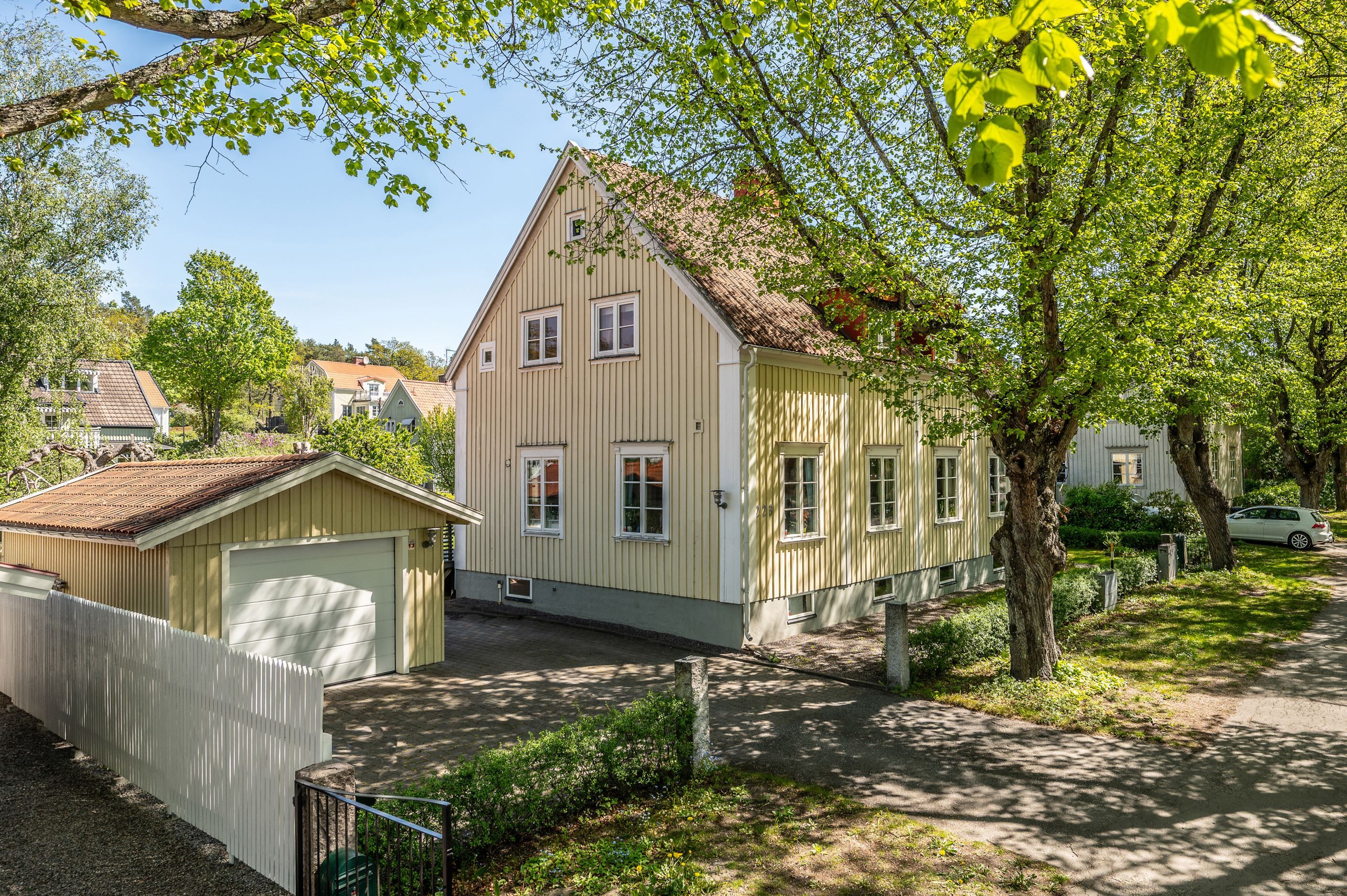 Fristående garage och stensatt infart ger gott om yta för bilar, cyklar mm