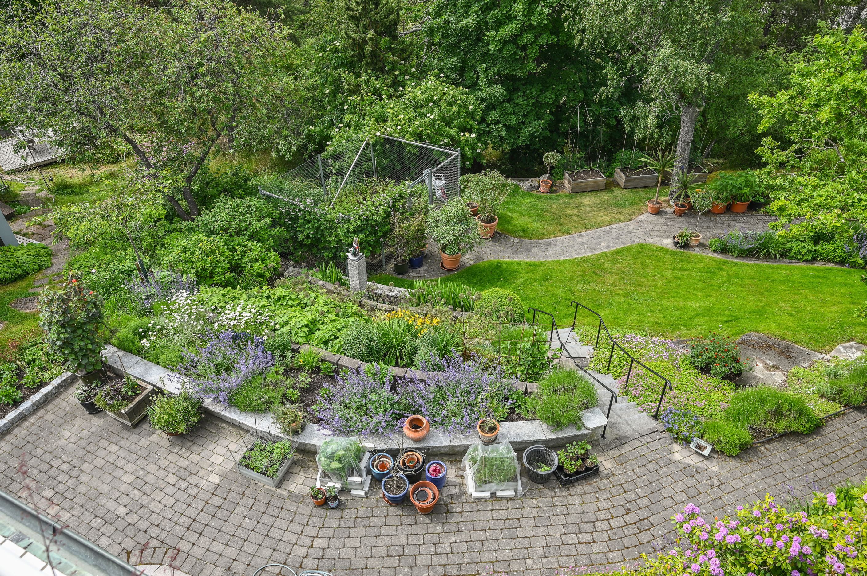 Blick ner mot trädgården ger en fin överblick