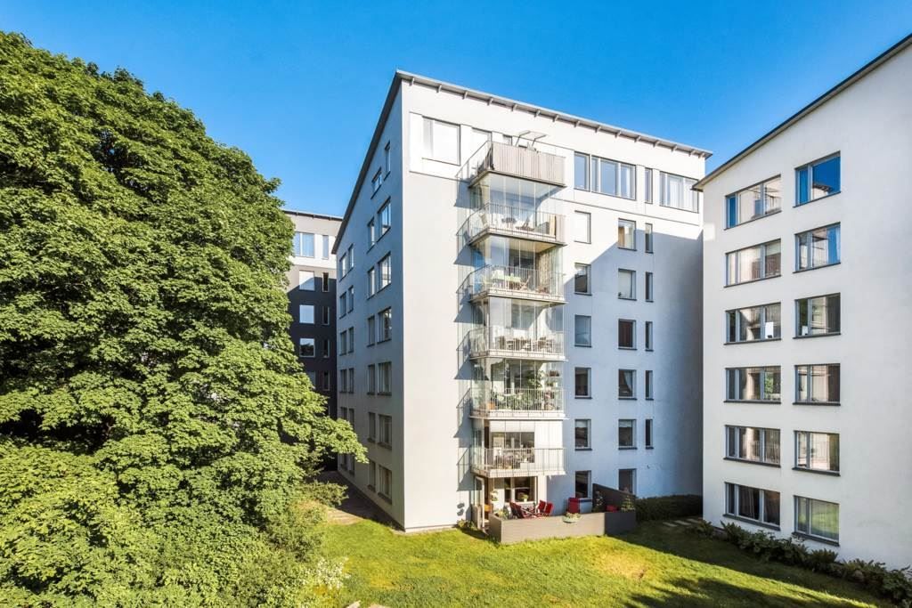 Lugna baksidan av huset där terrassen ligger