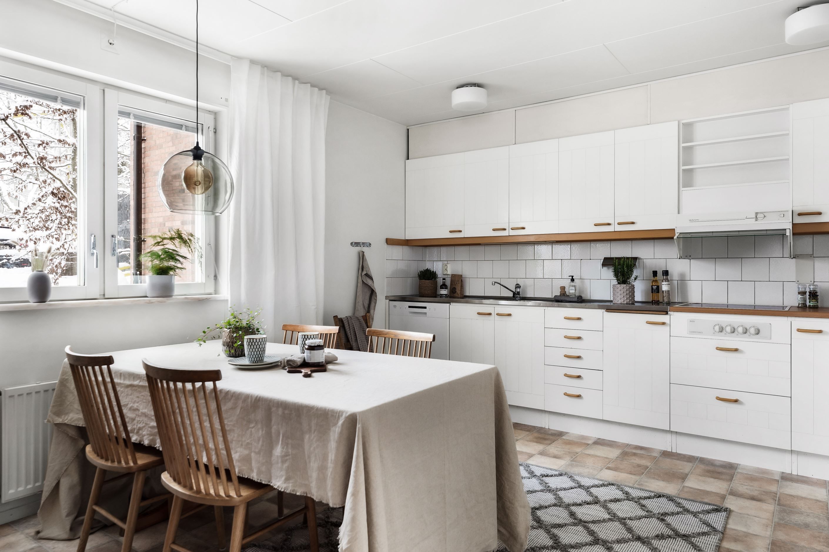 Rymligt kök med plats för stor matplats för minst 4-6 personer