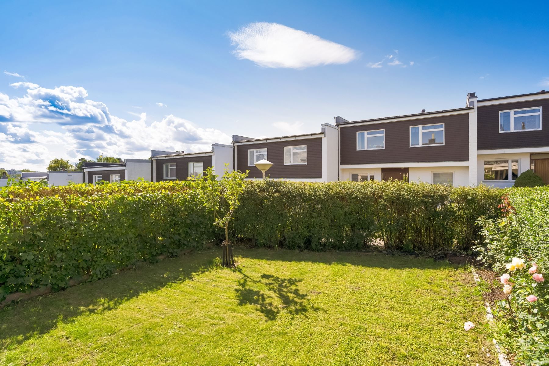 Barnvänlig och ogenerad tomt i soligt väderstreck