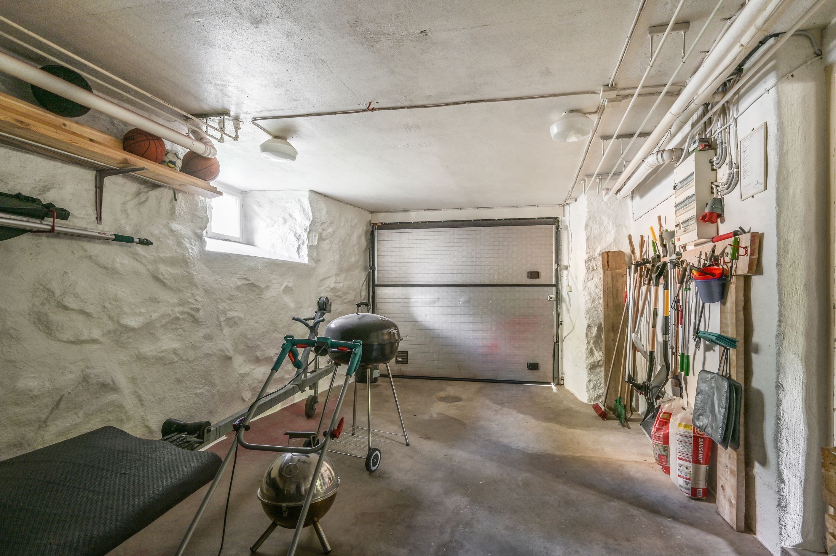 Garage med plats för bil och förvaring