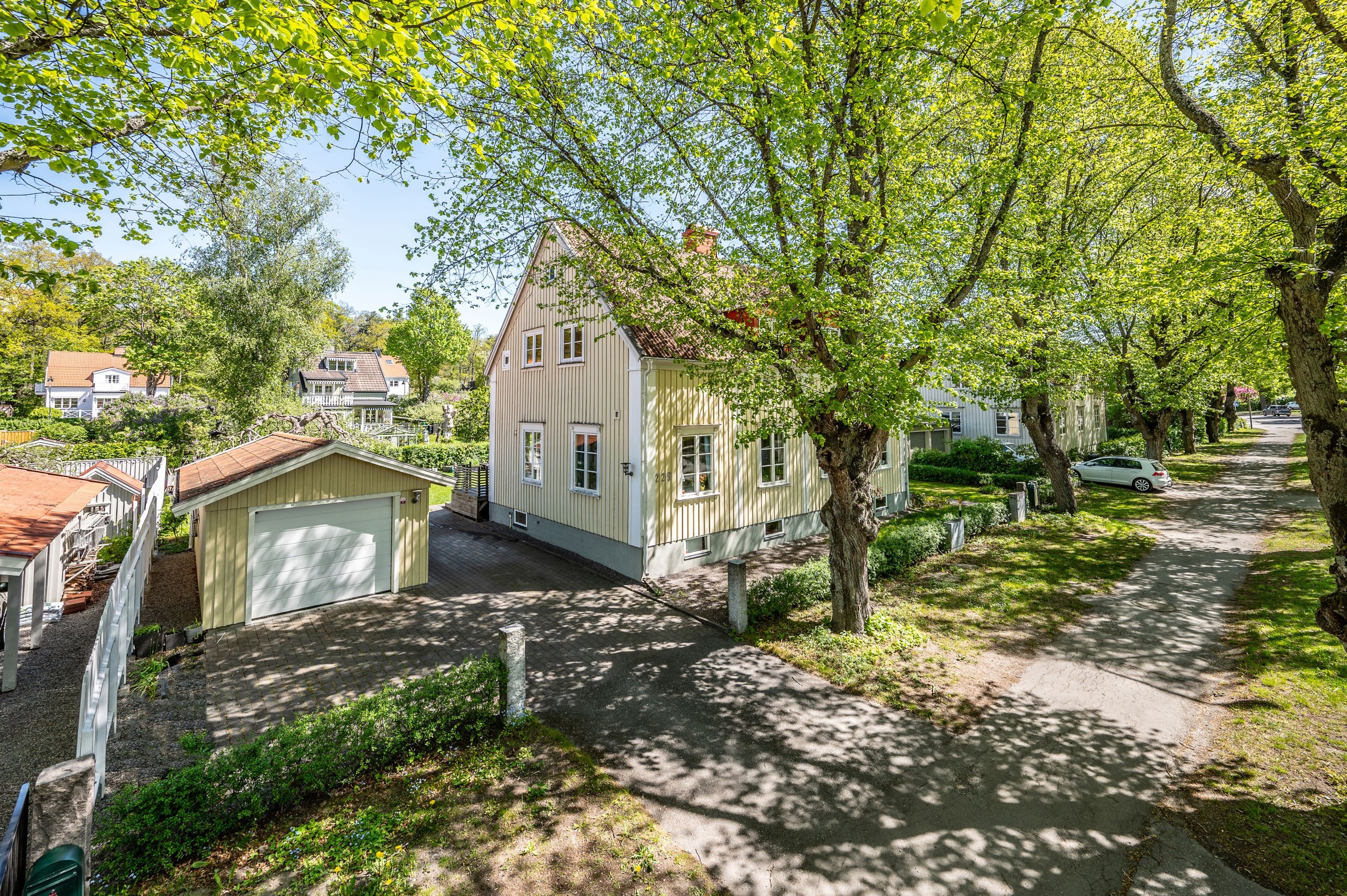 Bekymmersfritt villaboende med fristående garage och stensatt infart för en smidig vardag