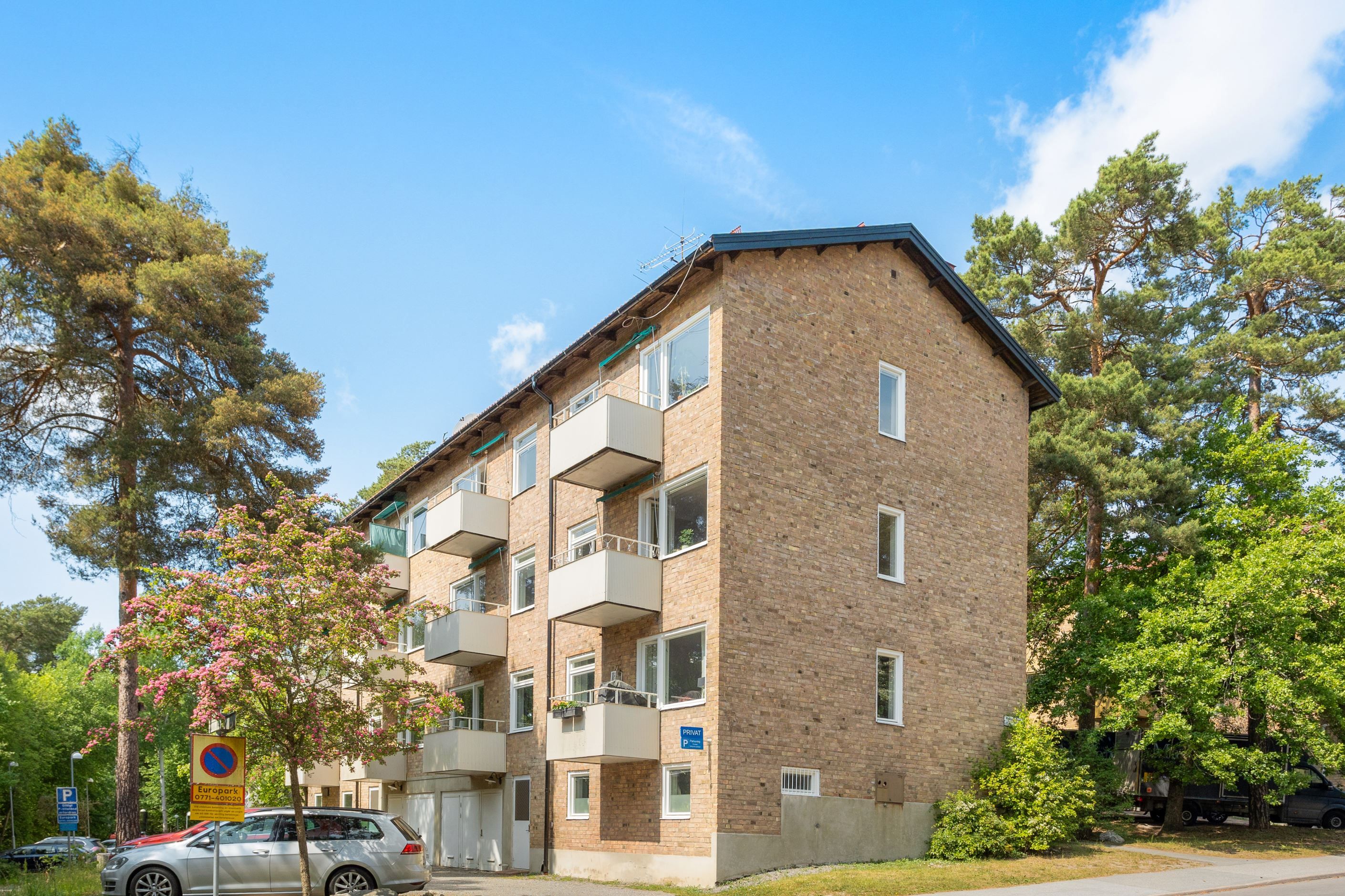 Parkering och garage på husets baksida