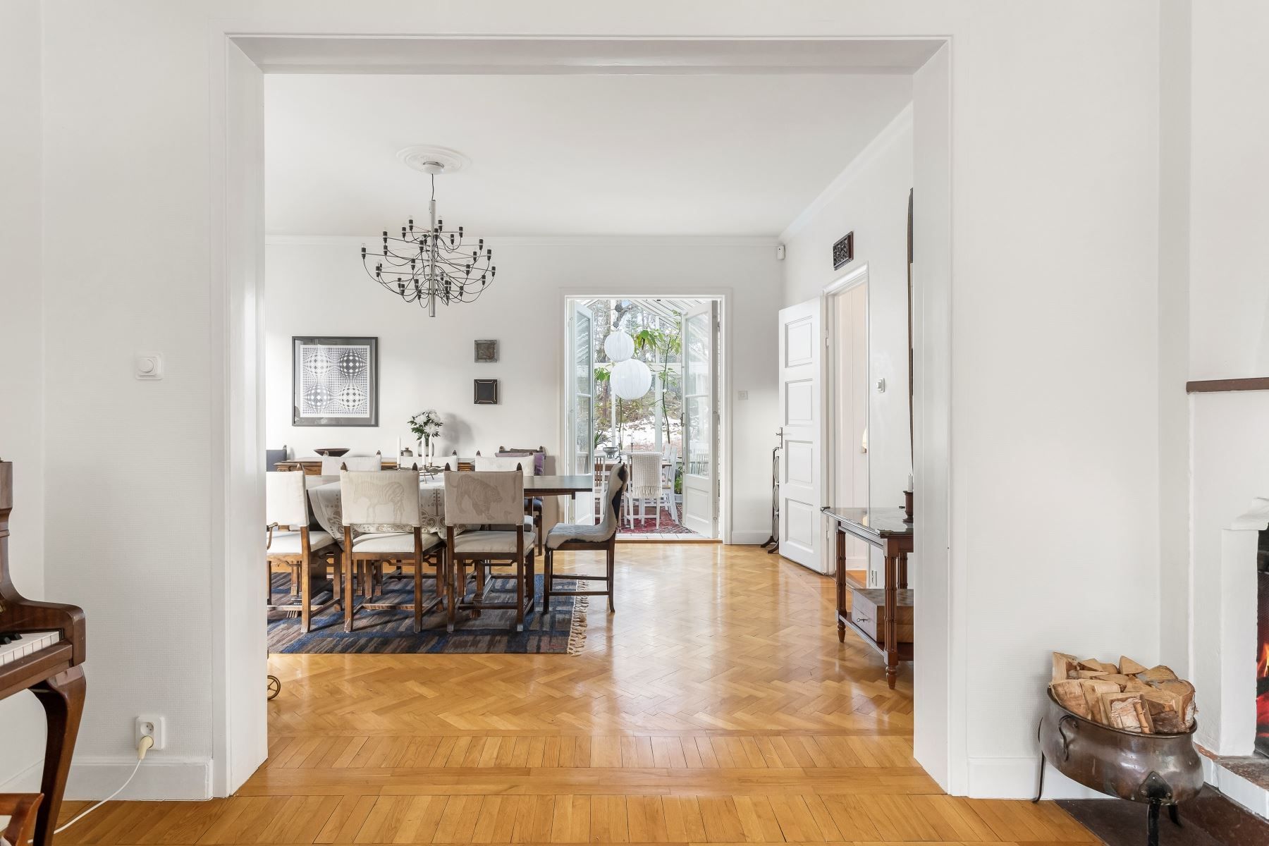 Vackra sällskapsytor i fil med utgång till glasade rummet