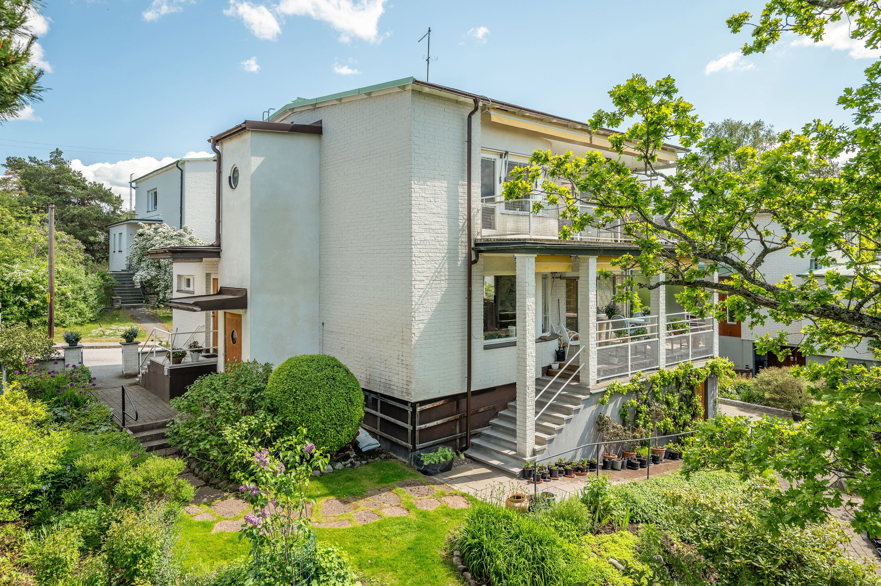 Välhållen Brommavilla med tillbyggt hisschakt för ökad tillgänglighet