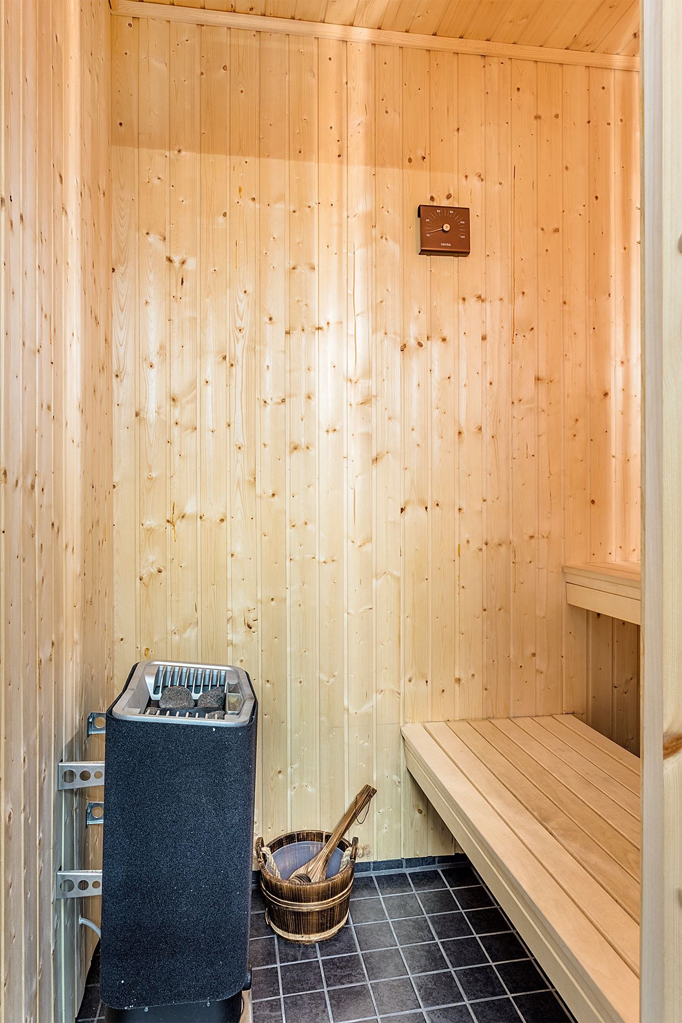 Badrum med bastu nedervåning