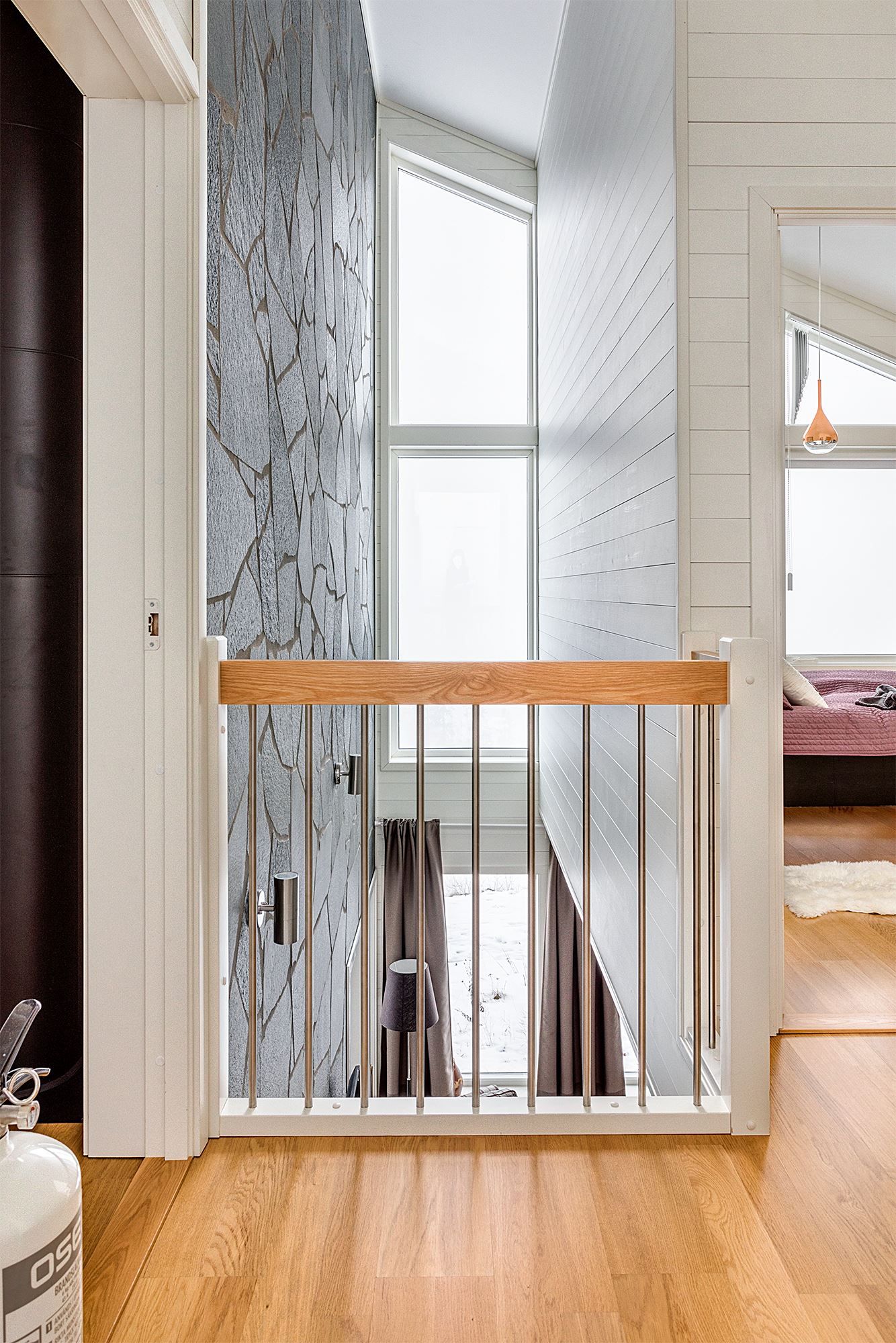 Hall övervåning med öppning till nedre plan