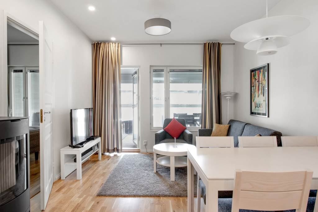 Allrum med utgång till inglasat uterum