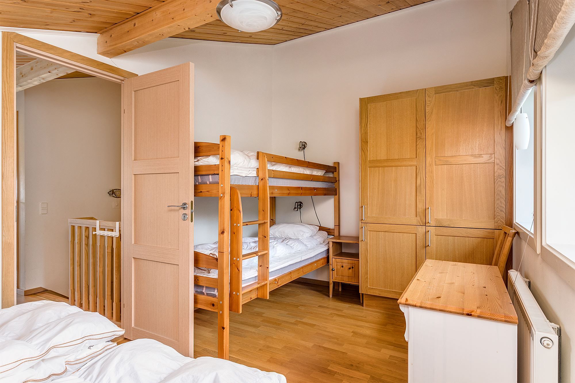 Sovrum med våningssäng och dubbelsäng, övre plan