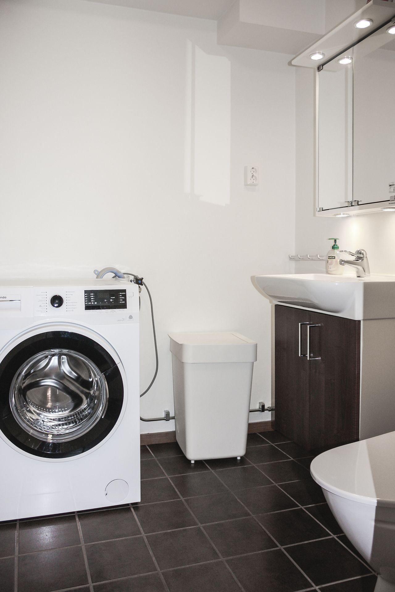Toalett med tvättmaskin