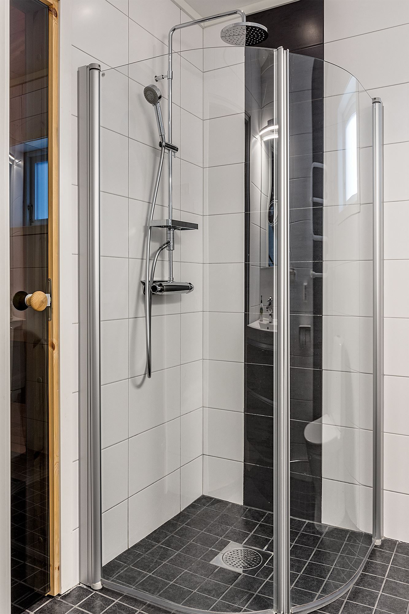 Badrum med bastu nedervåning