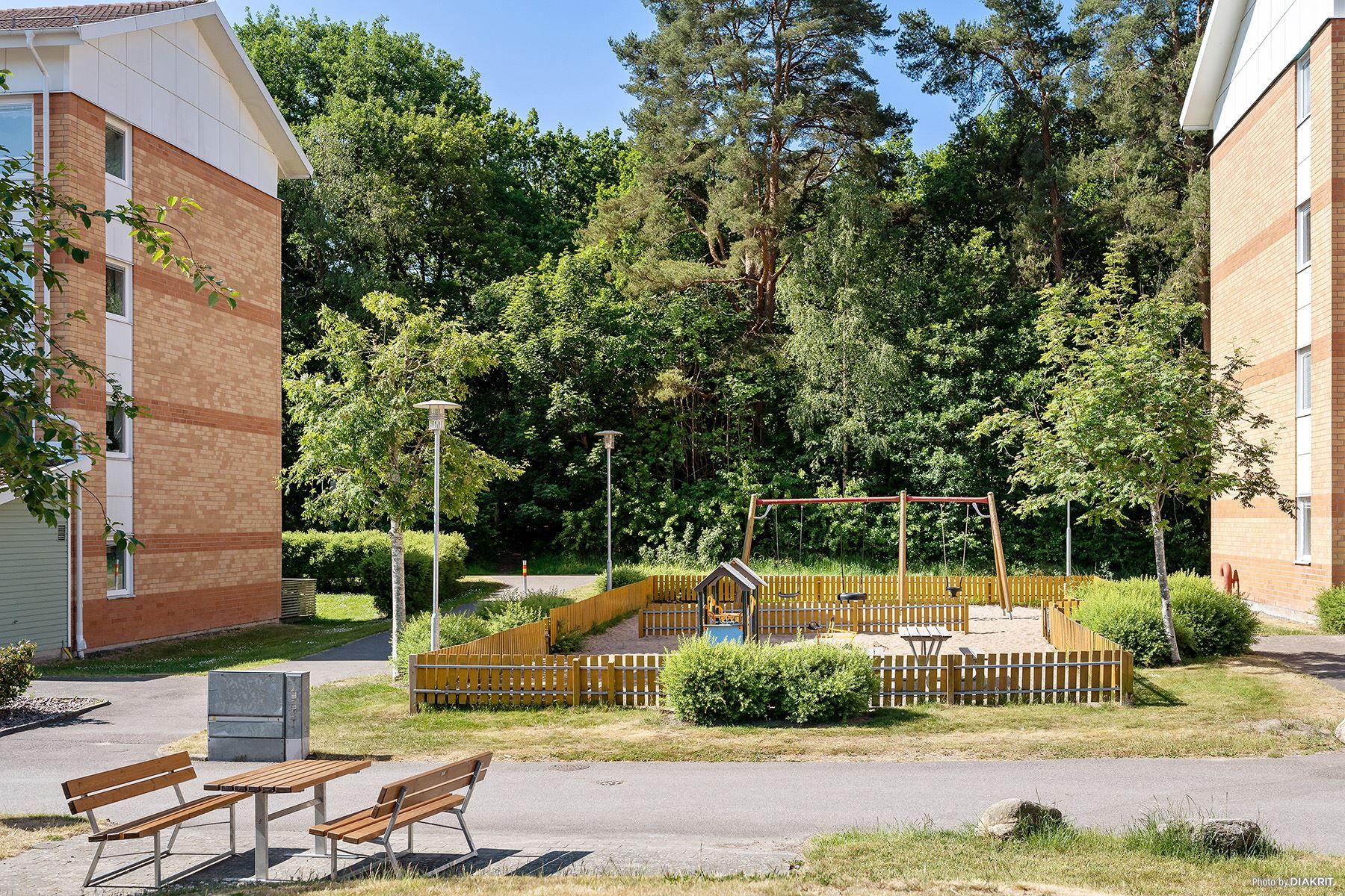 Lekplatsen för små finns vid innergården.