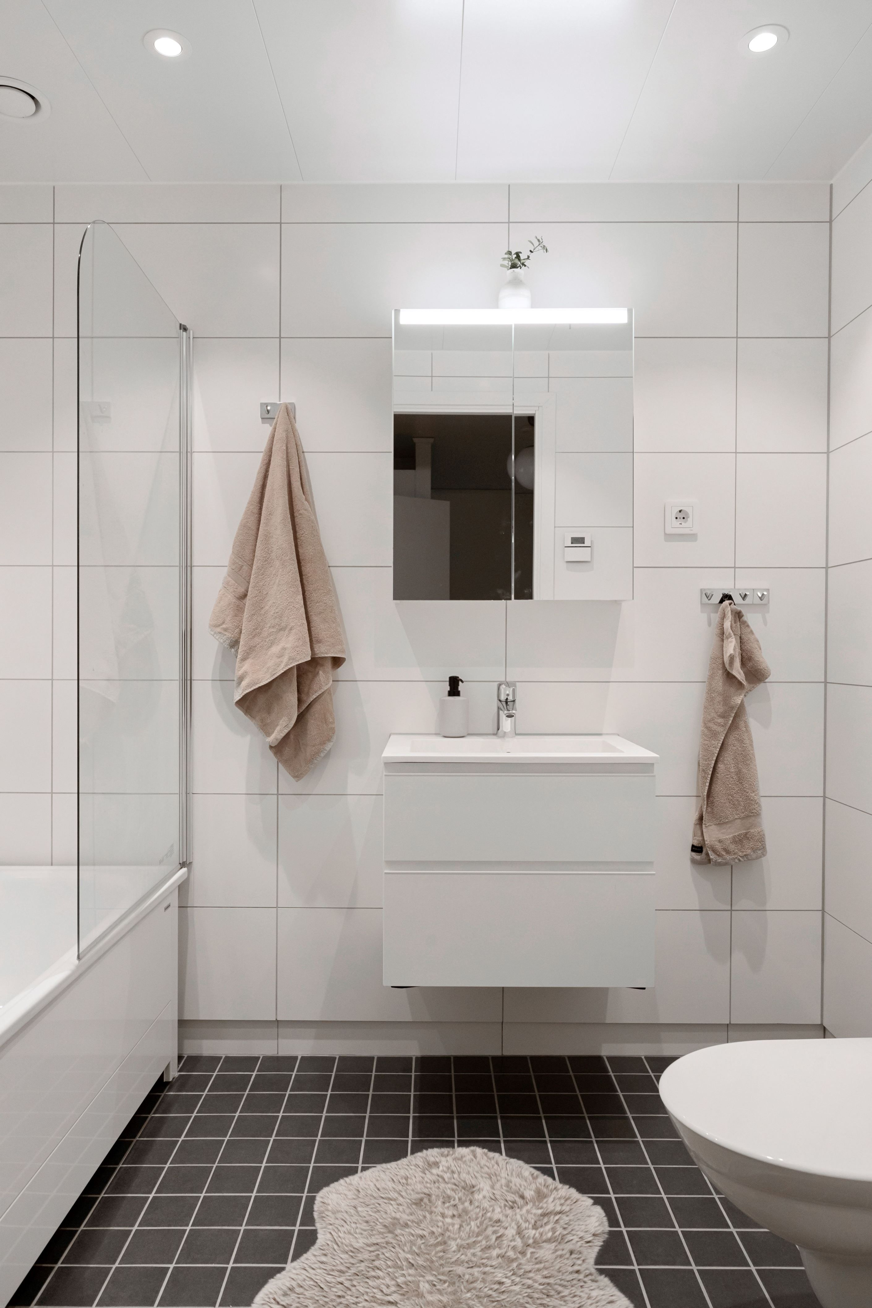 Badrummet på övre plan även det är helkaklat