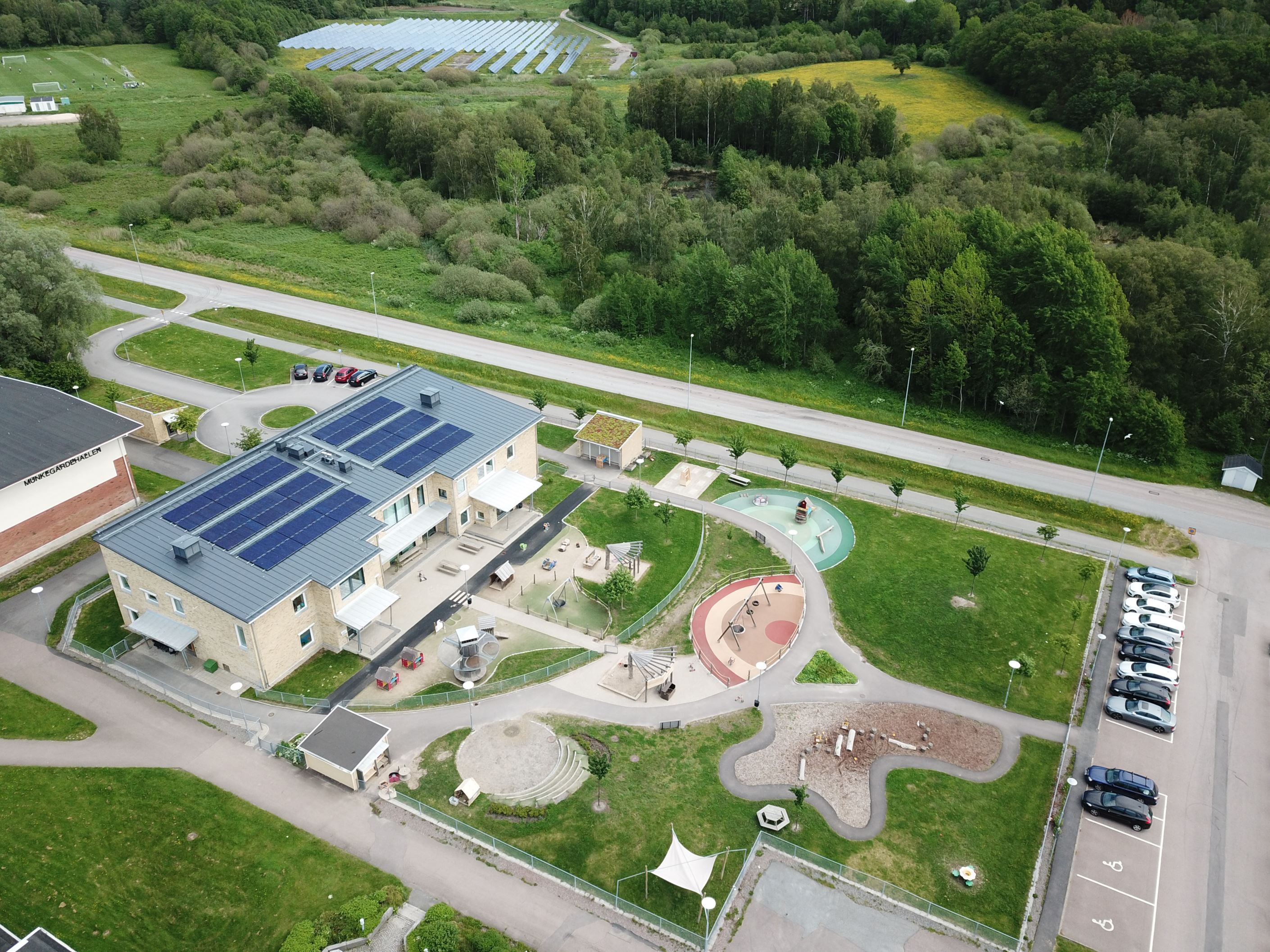 Förskolan Björkängen med 6 avdelningar är även den bara minuters promenad bort.
